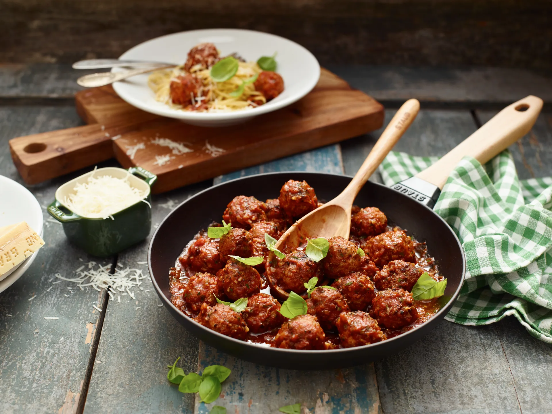 Padella Staub in ghisa nera con manico in legno chiaro, Ø26 cm STAUB
