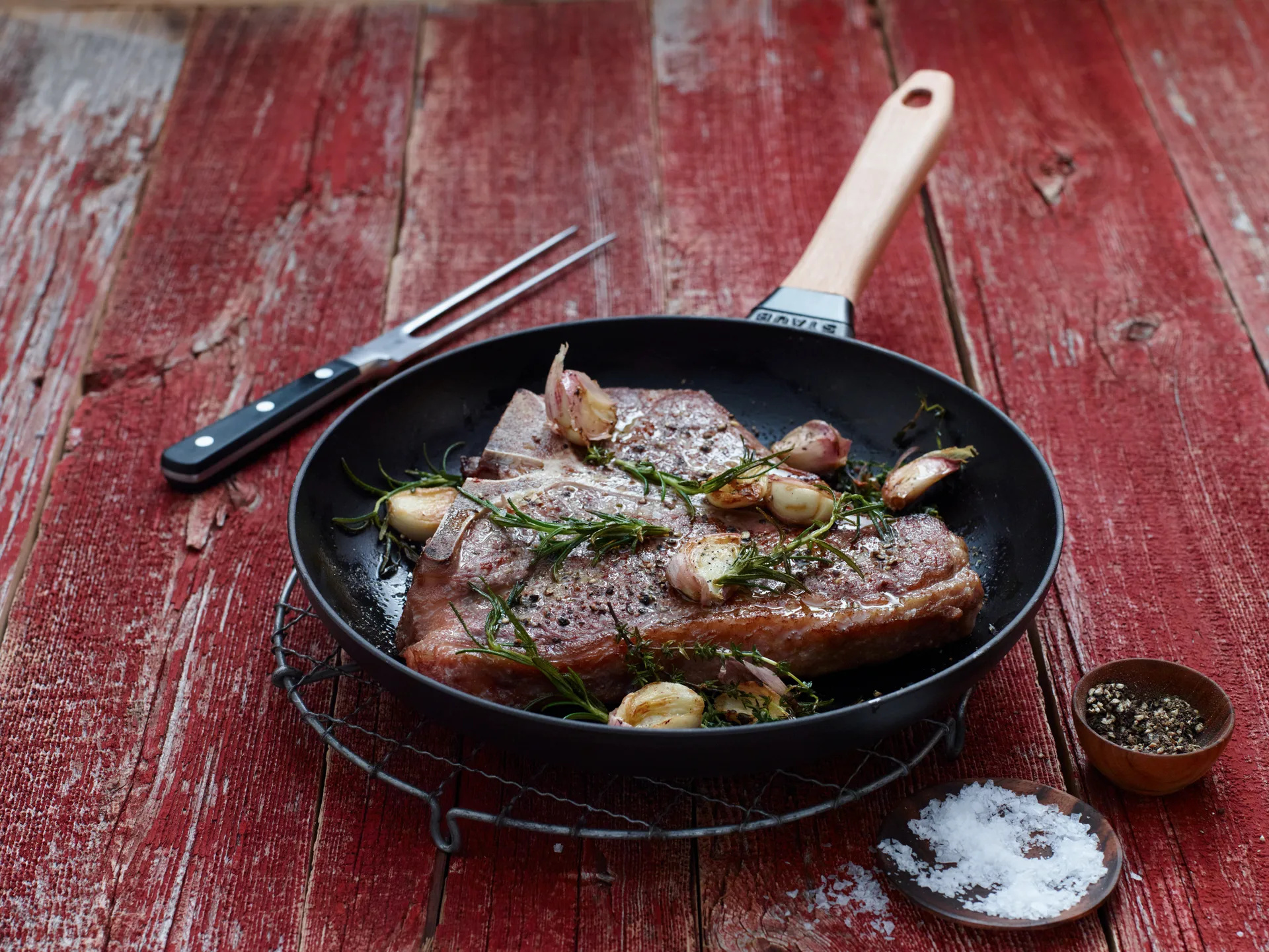 Padella Staub in ghisa nera con manico in legno chiaro, Ø28 cm STAUB