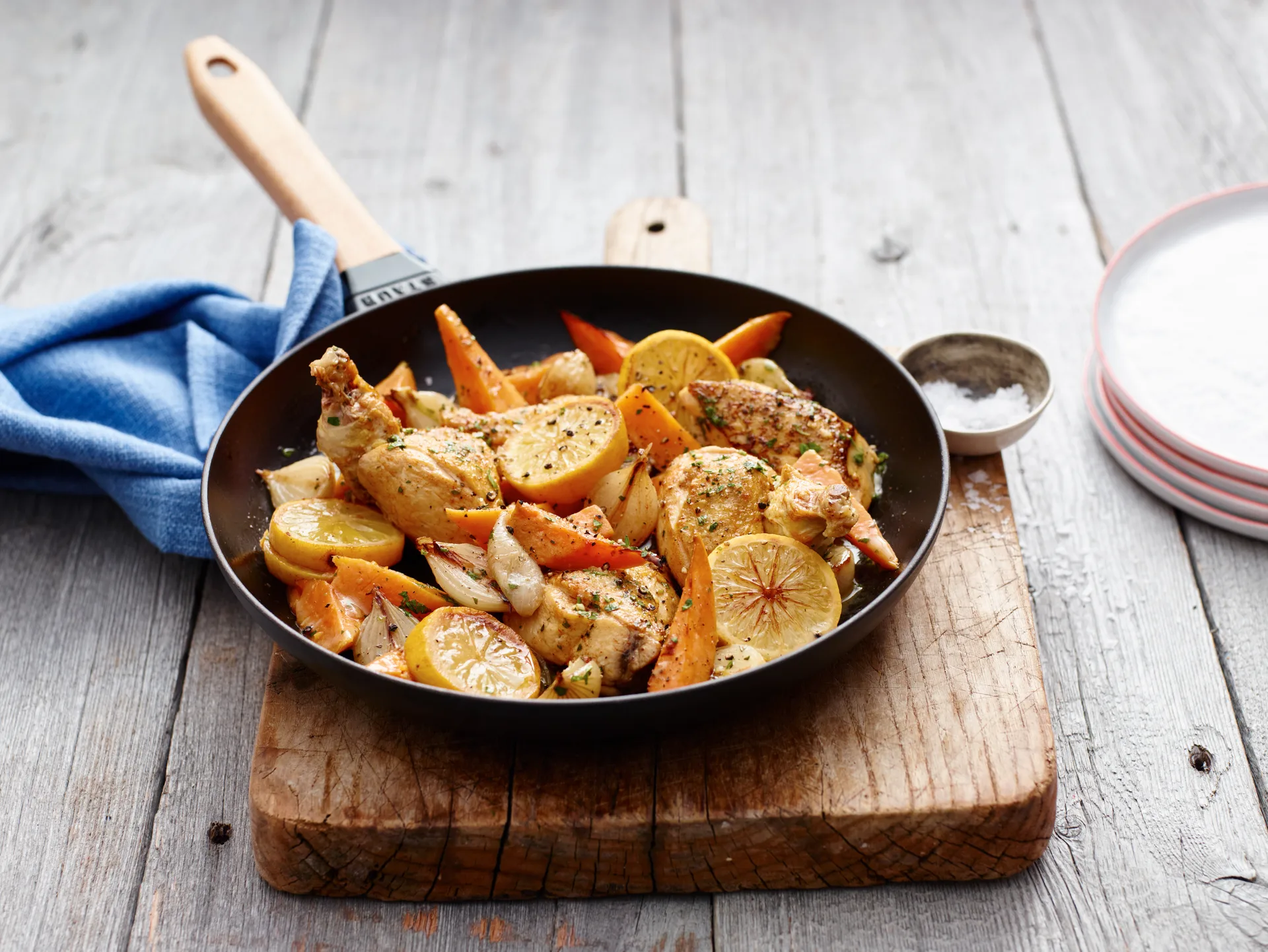 Padella Staub in ghisa nera con manico in legno chiaro, Ø28 cm STAUB