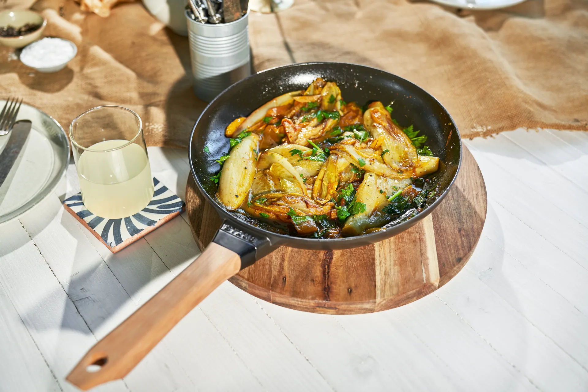 Padella Staub in ghisa nera con manico in legno chiaro, Ø28 cm STAUB