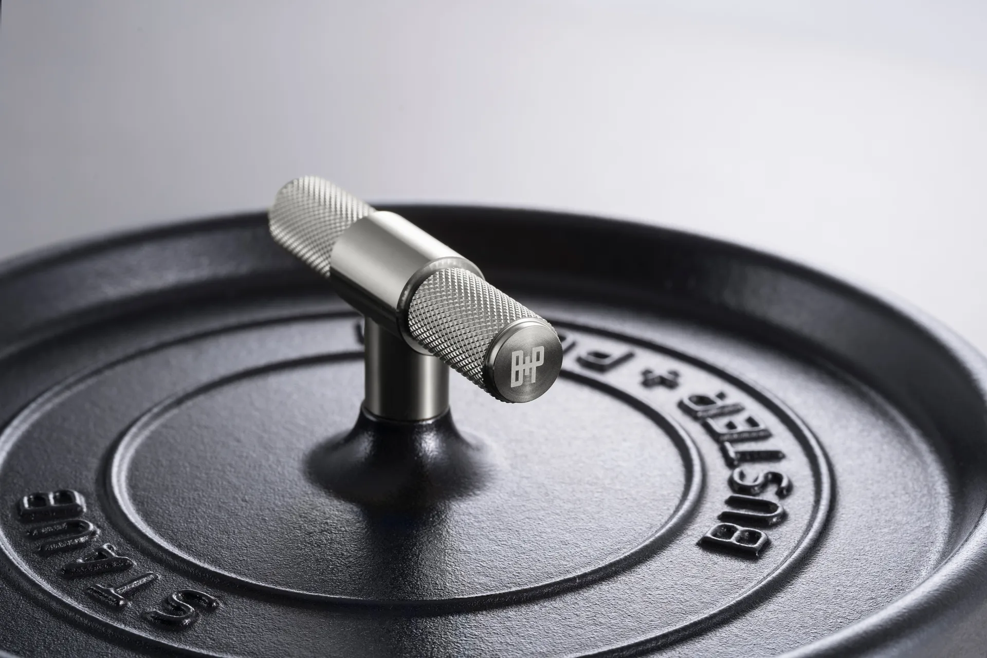 Pomello a forma di T Buster & Punch 8 cm, Acciaio inossidabile STAUB