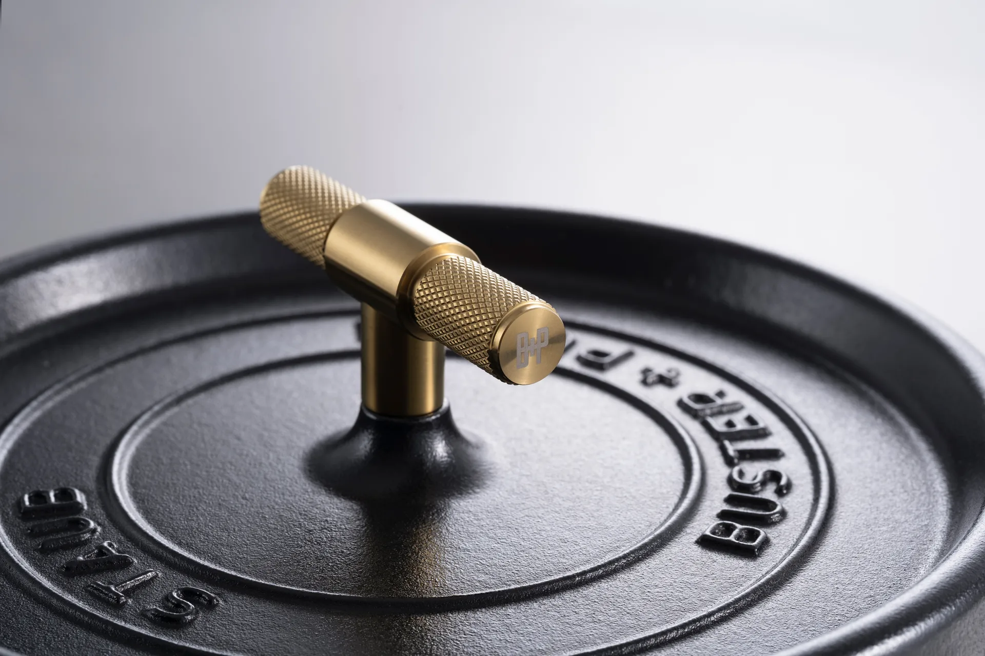 Pomello a forma di T Buster & Punch 8 cm, Ottone STAUB