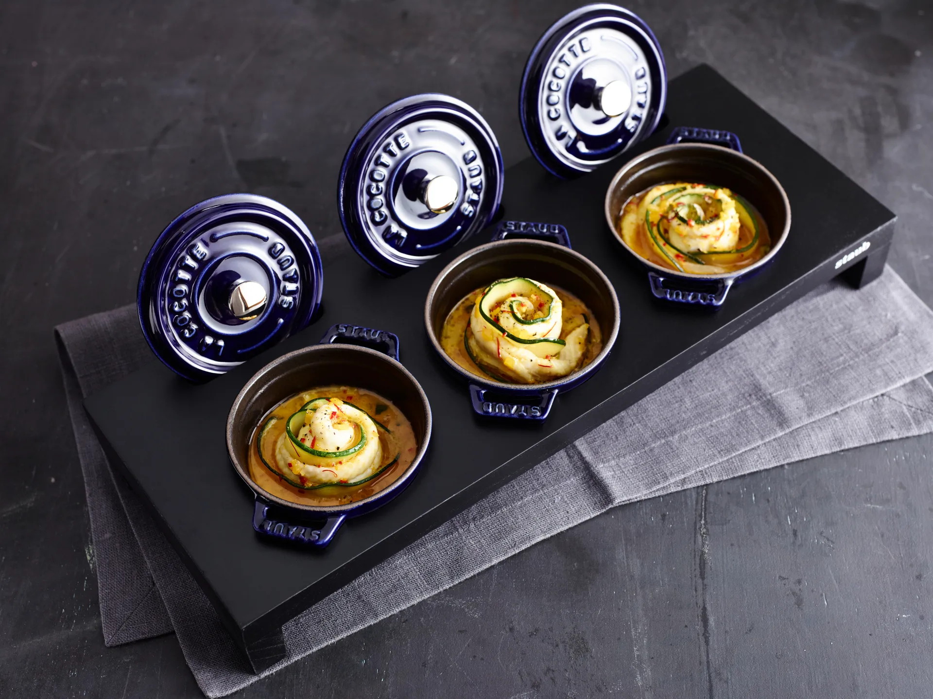 Supporto per servizio Staub per 3 mini pentole, Nero STAUB