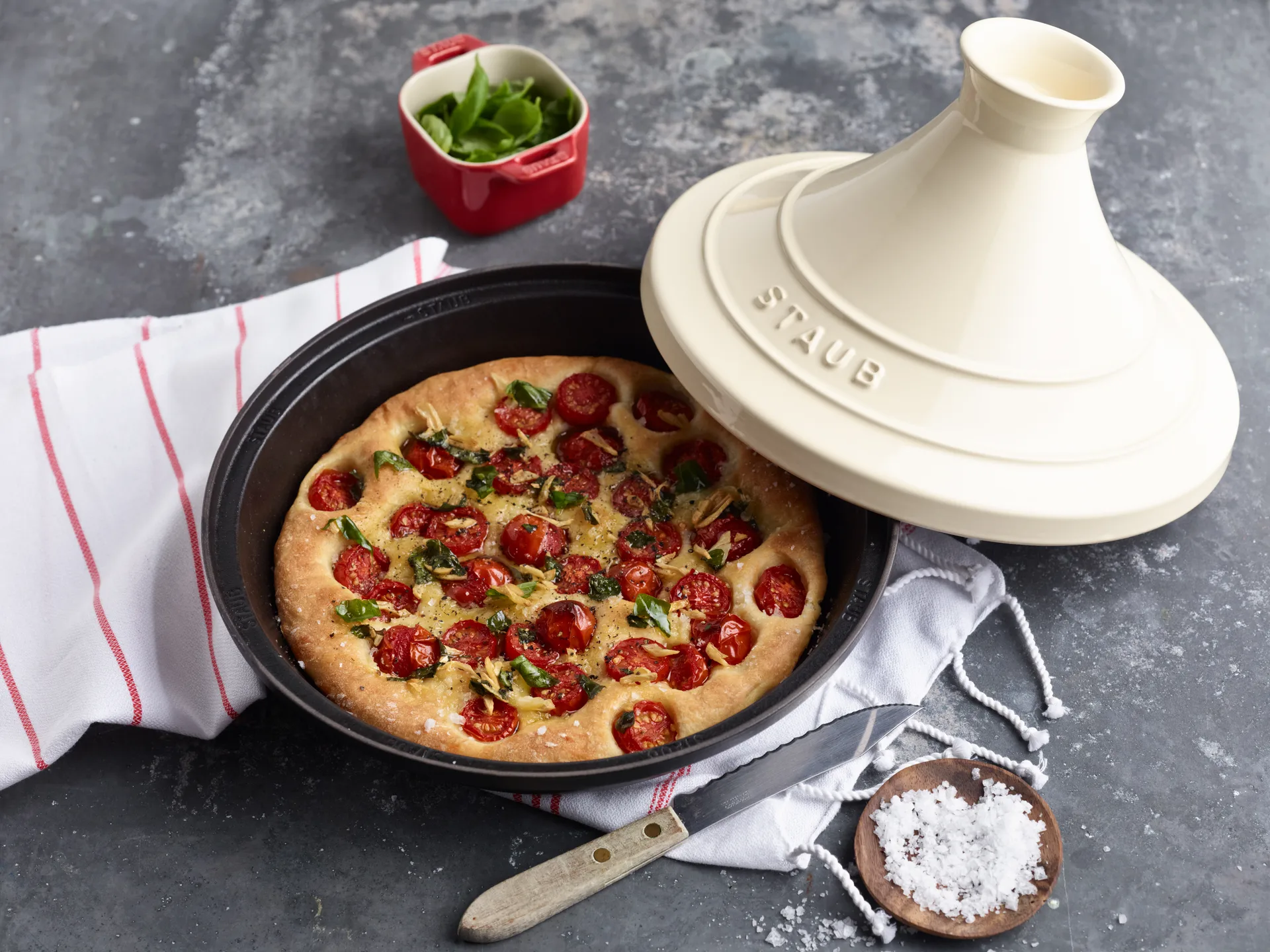 Tagine in ghisa nero-beige Staub, 28 cm STAUB