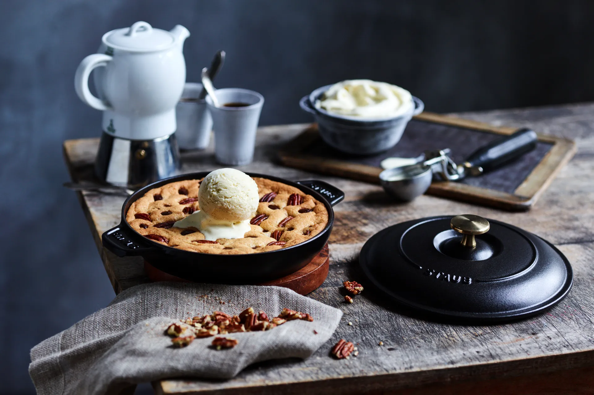 Teglia in ghisa rotonda con coperchio Staub Ø20 cm, Nero STAUB