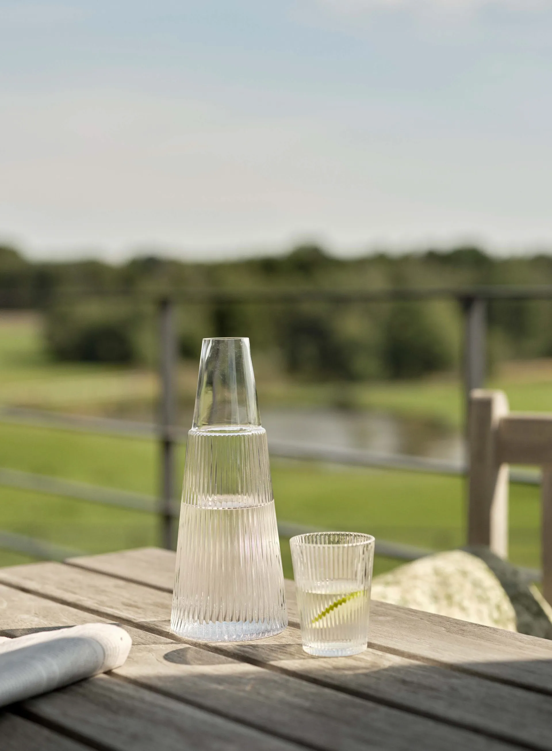 Caraffa Pilastro con bicchiere, Trasparente Stelton