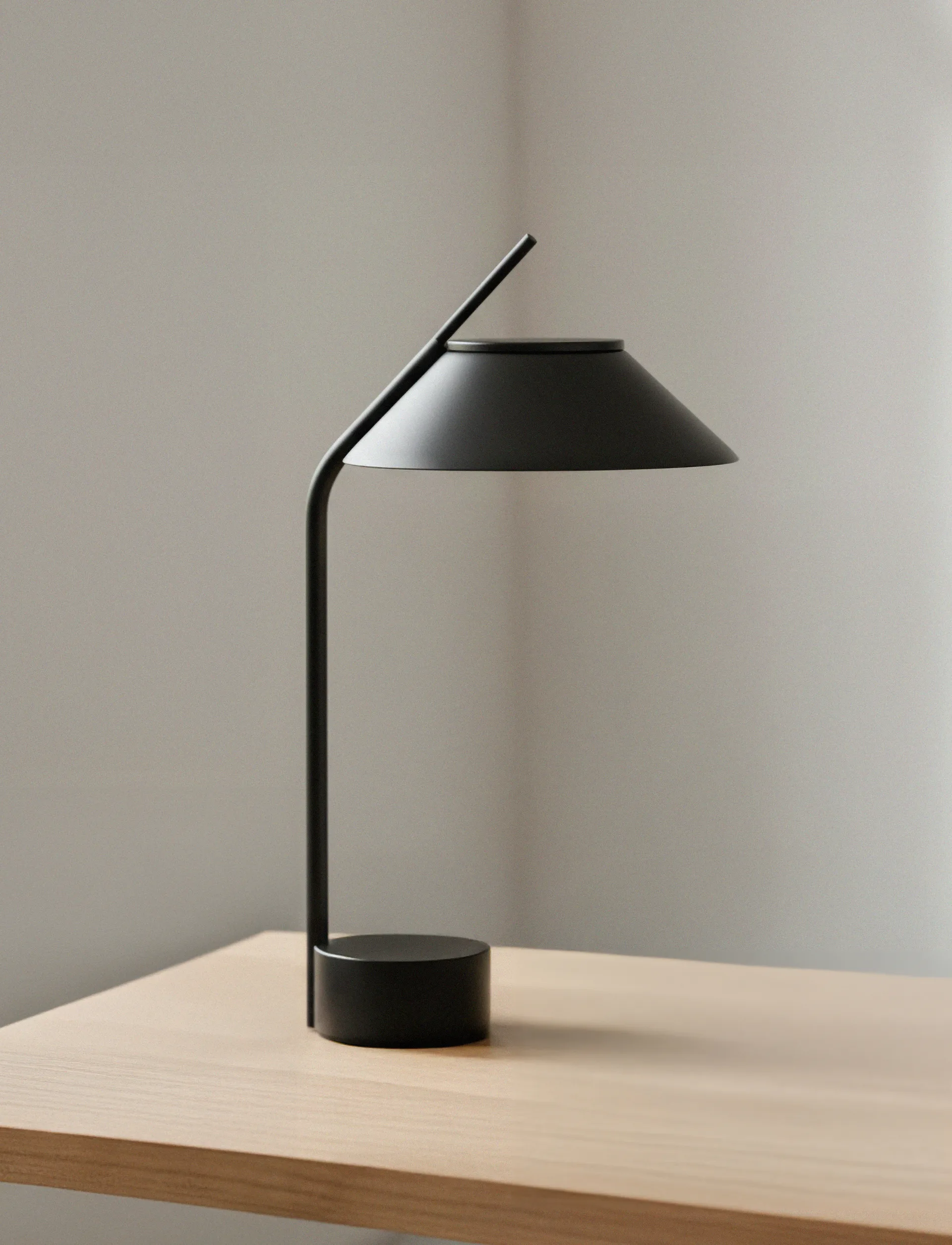 Vinkel LED lampada da tavolo portatile, Nero Stelton