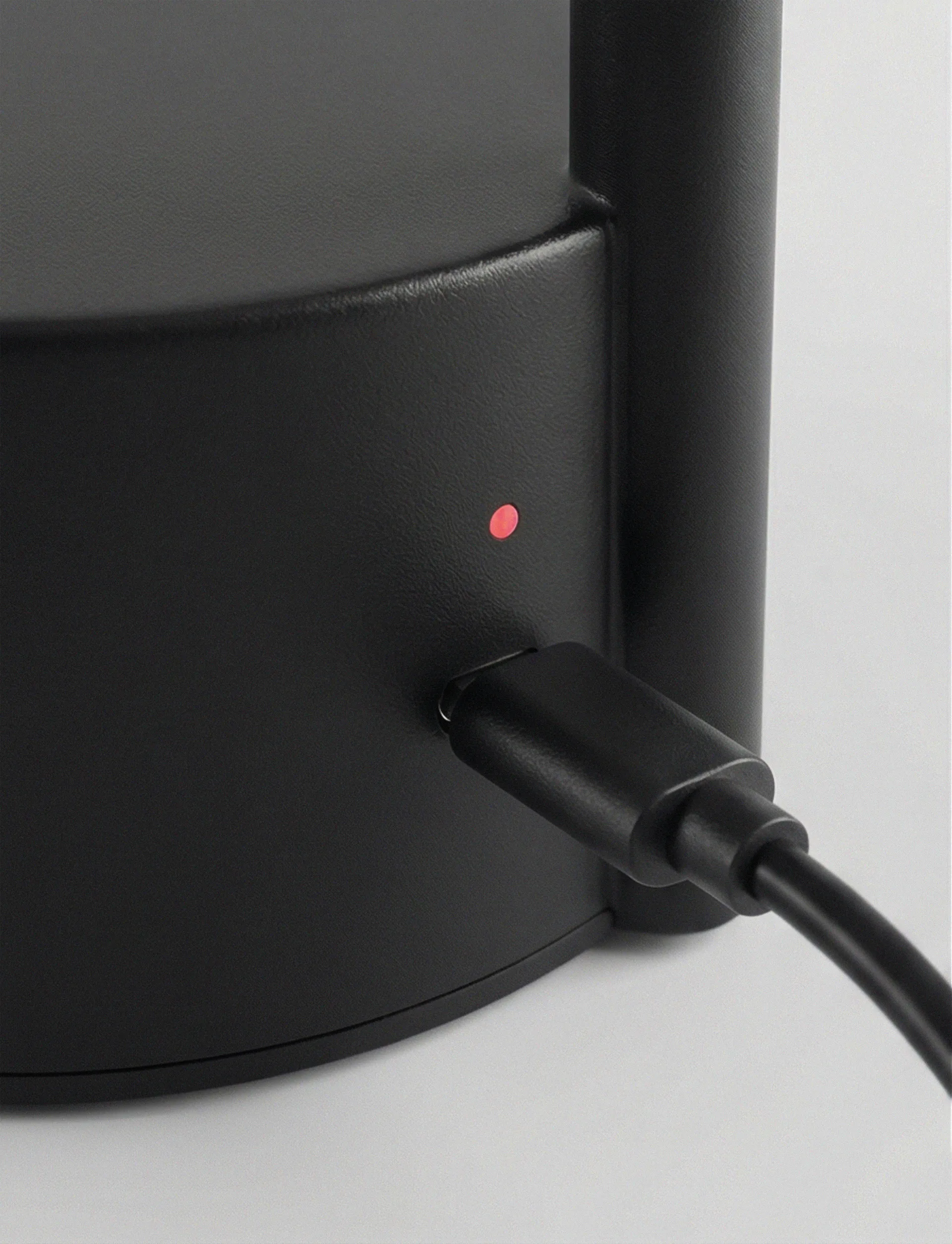 Vinkel LED lampada da tavolo portatile, Nero Stelton