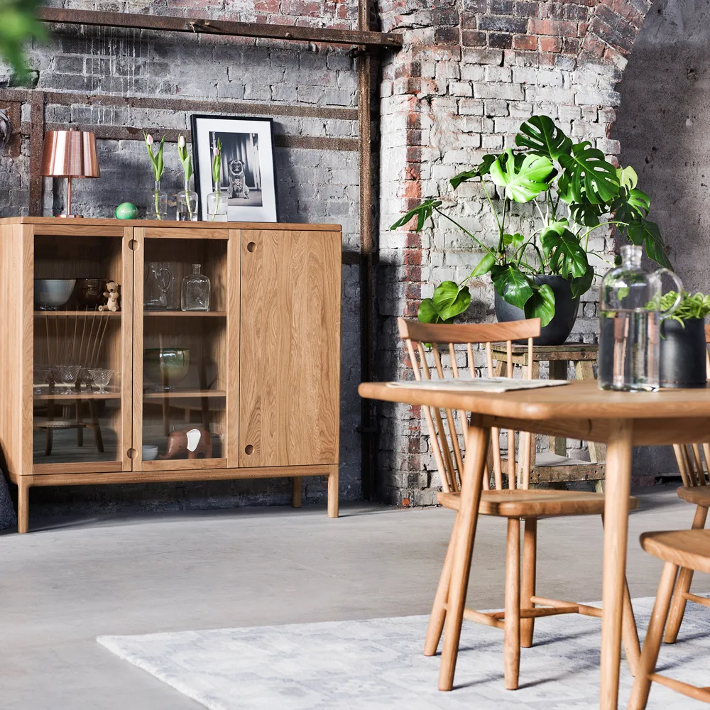 Credenza alta Prio, Rovere oliato naturale, anta in vetro Stolab