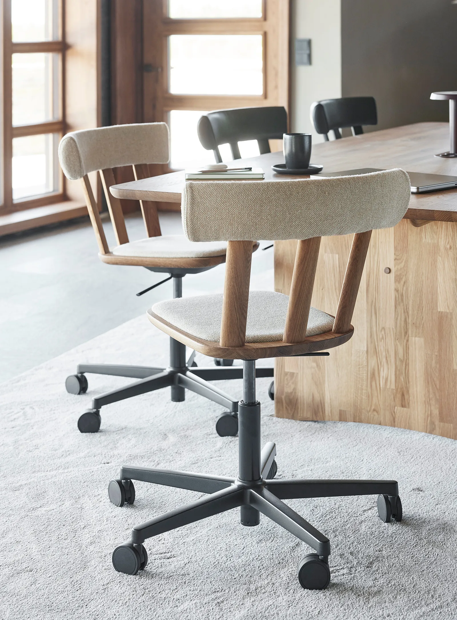 Sedia Alt in rovere girevole con sedile rivestito, Hallingdal 65-220-olio naturale Stolab