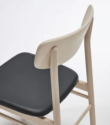 Sedia in betulla chiara laccata opaca Prima Vista - Pelle Elmosoft VII 99001 nero - Stolab