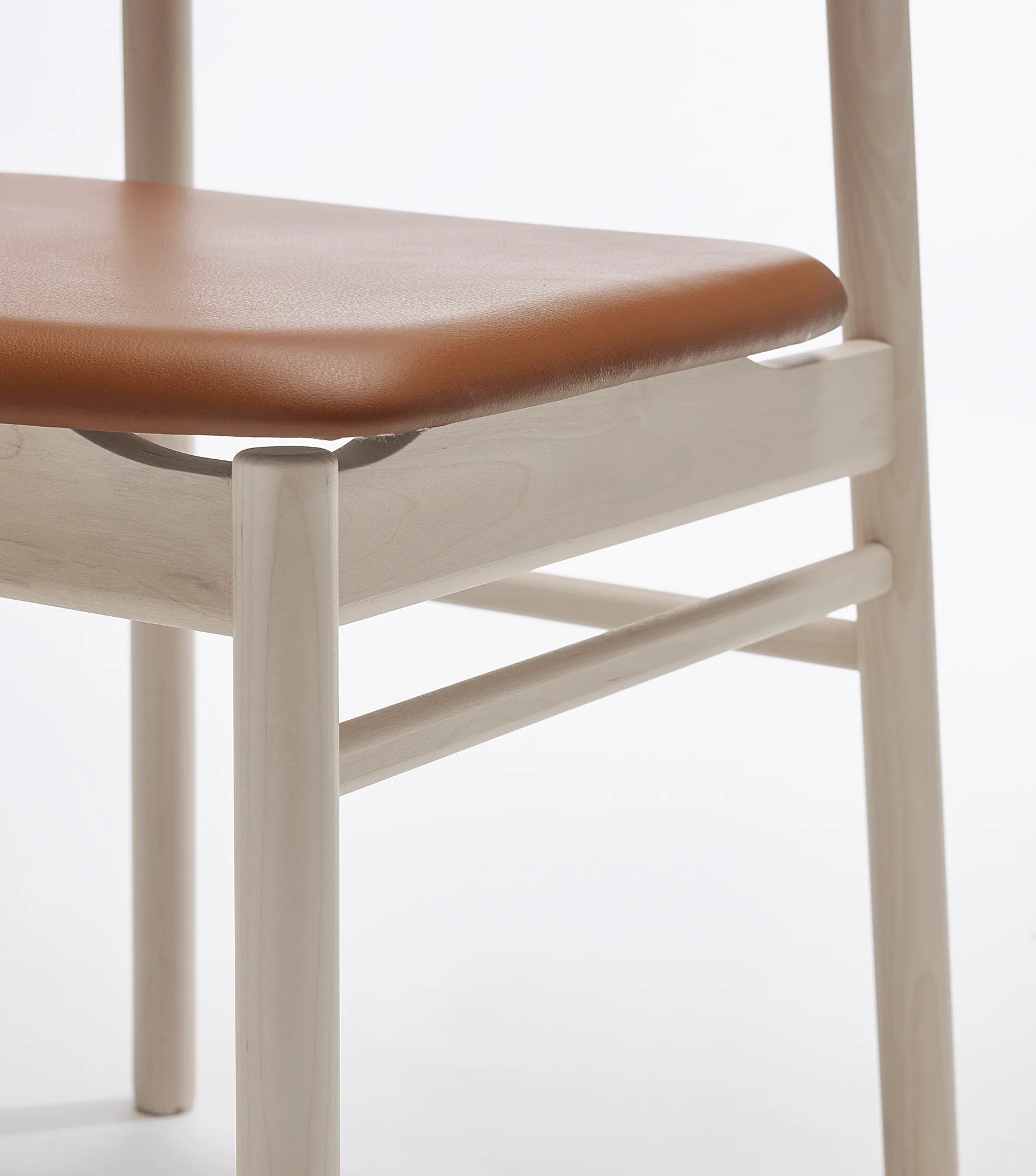 Sedia Prima Vista in betulla oliata bianca, Pelle Elmosoft 43807 cognac Stolab