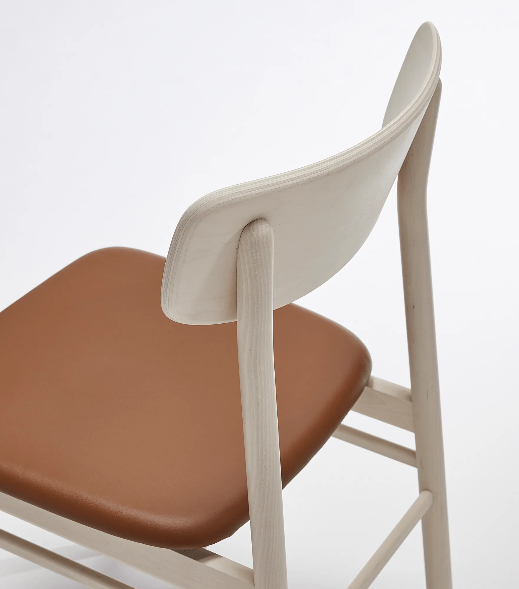 Sedia Prima Vista in betulla oliata bianca, Pelle Elmosoft 43807 cognac Stolab