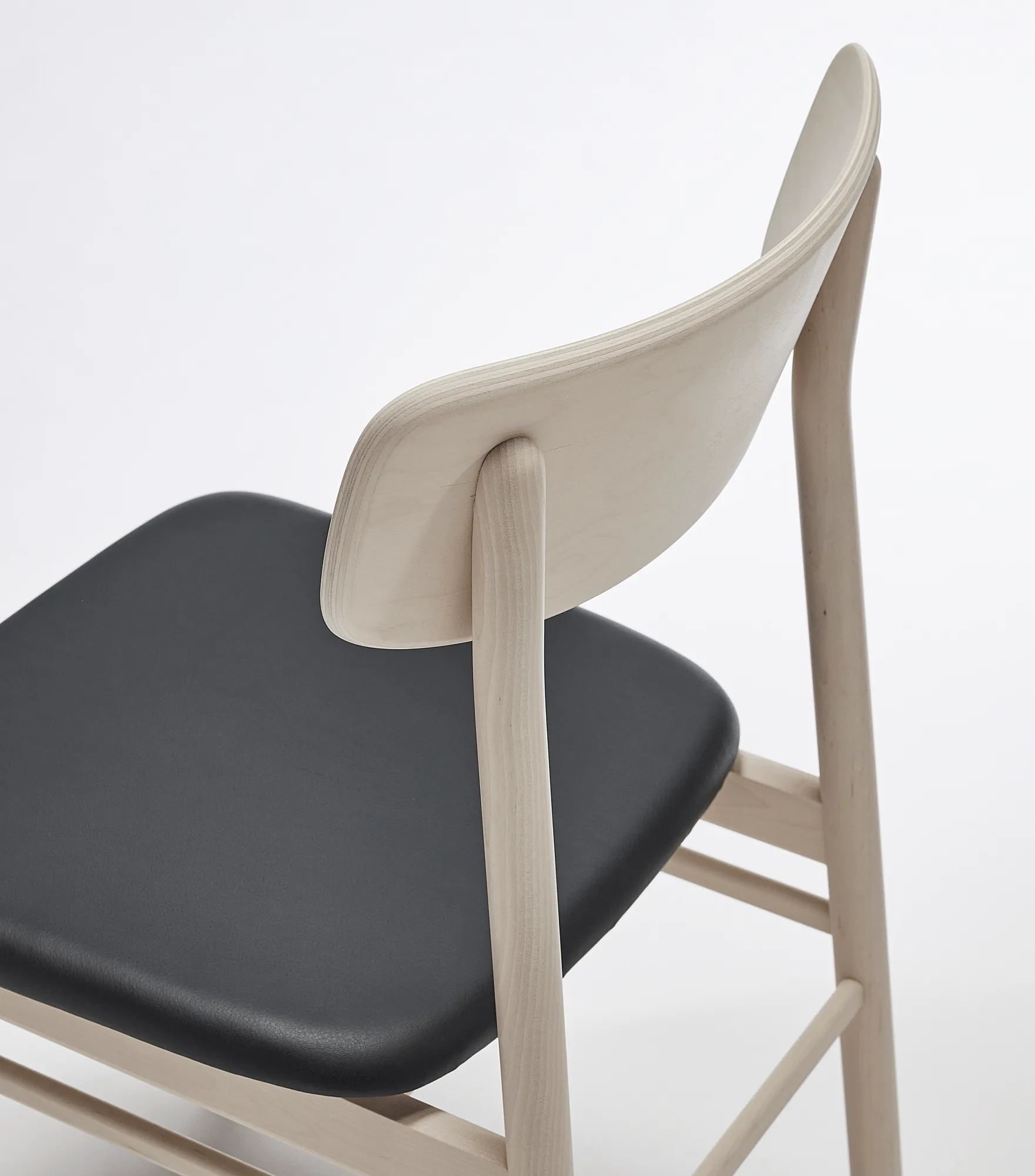 Sedia Prima Vista in betulla oliata bianca, Pelle Elmosoft 99001 nera Stolab