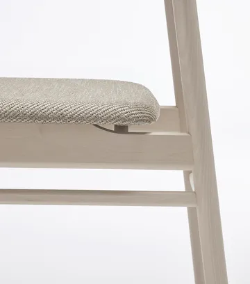 Sedia Prima Vista in betulla oliata bianca - Tessuto Atto Driftwood V3576/01 grigio - Stolab
