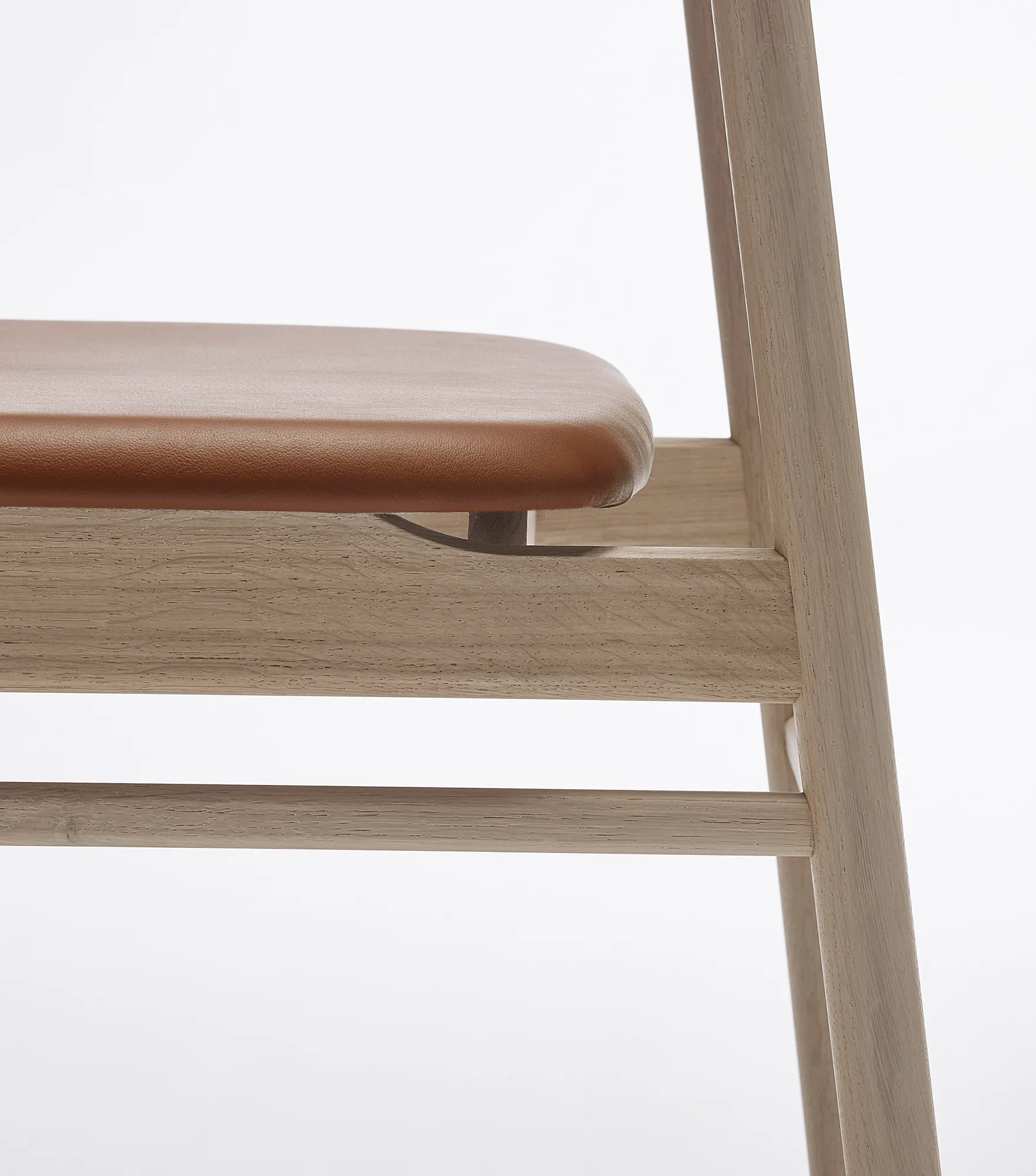Sedia Prima Vista in rovere chiaro laccato opaco, Pelle Elmosoft 43807 cognac Stolab