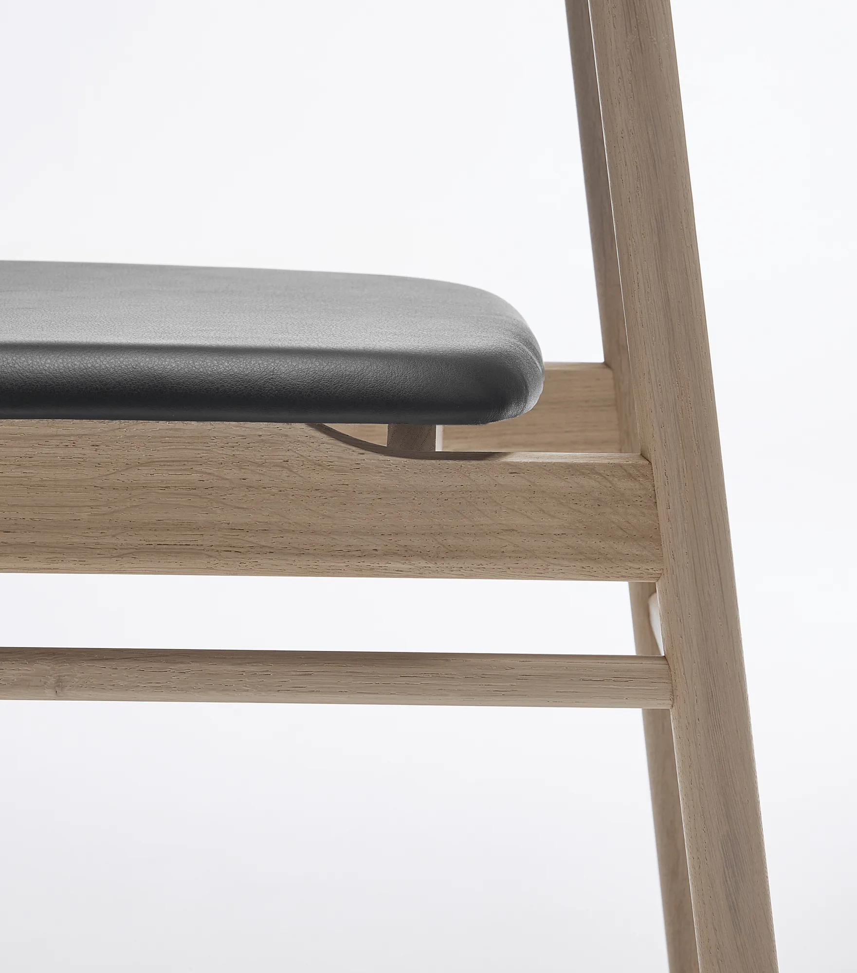Sedia Prima Vista in rovere chiaro laccato opaco, Pelle Elmosoft 99001 nera Stolab