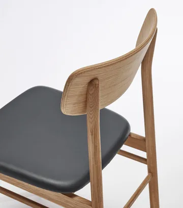 Sedia Prima Vista in rovere oliato - Pelle Elmosoft 99001 nera - Stolab
