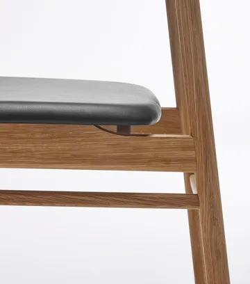 Sedia Prima Vista in rovere oliato - Pelle Elmosoft 99001 nera - Stolab