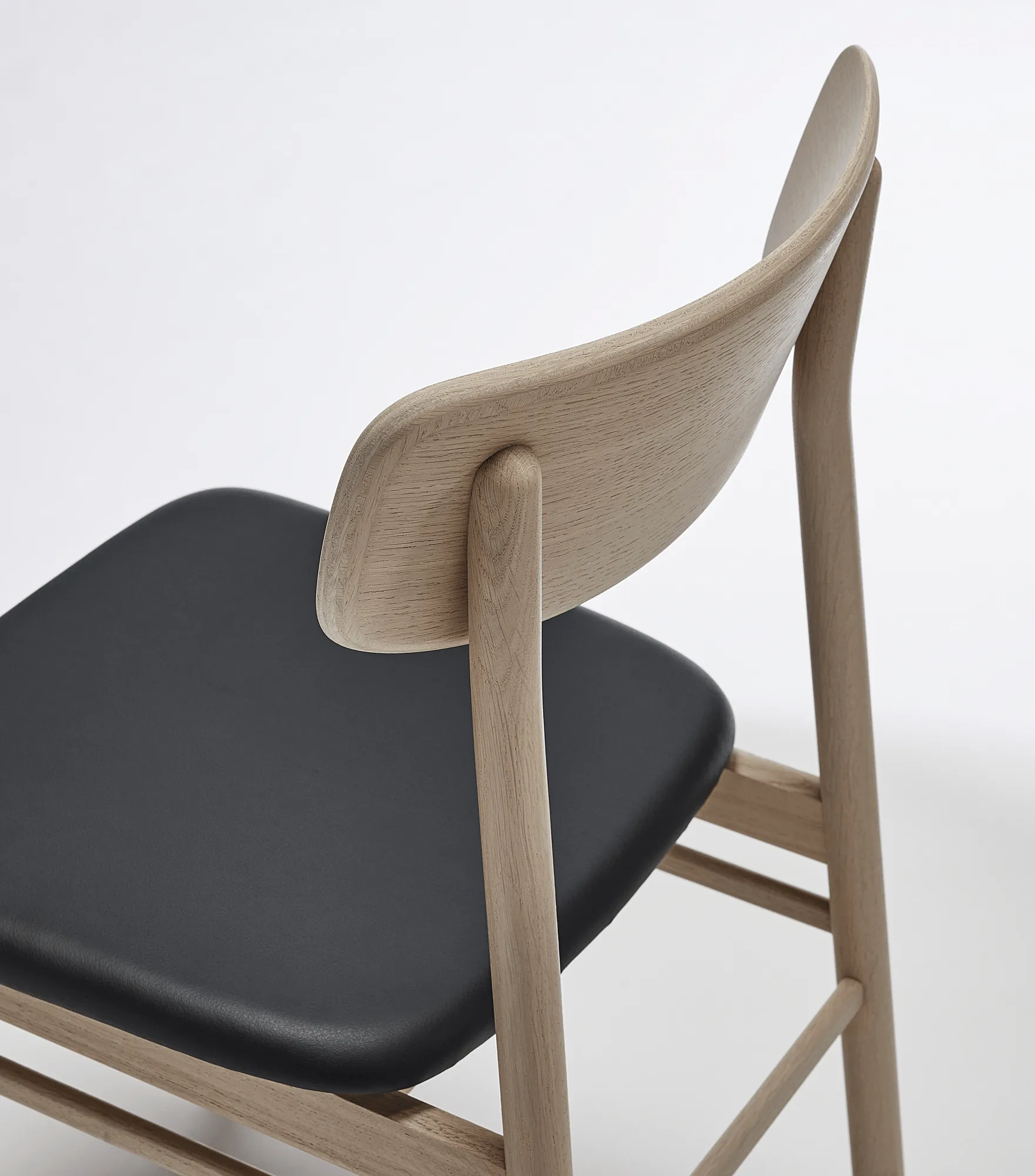 Sedia Prima Vista in rovere oliato, Pelle Elmosoft 99001 nera Stolab