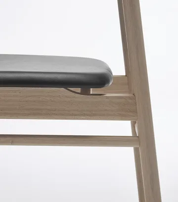 Sedia Prima Vista in rovere oliato - Pelle Elmosoft 99001 nera - Stolab