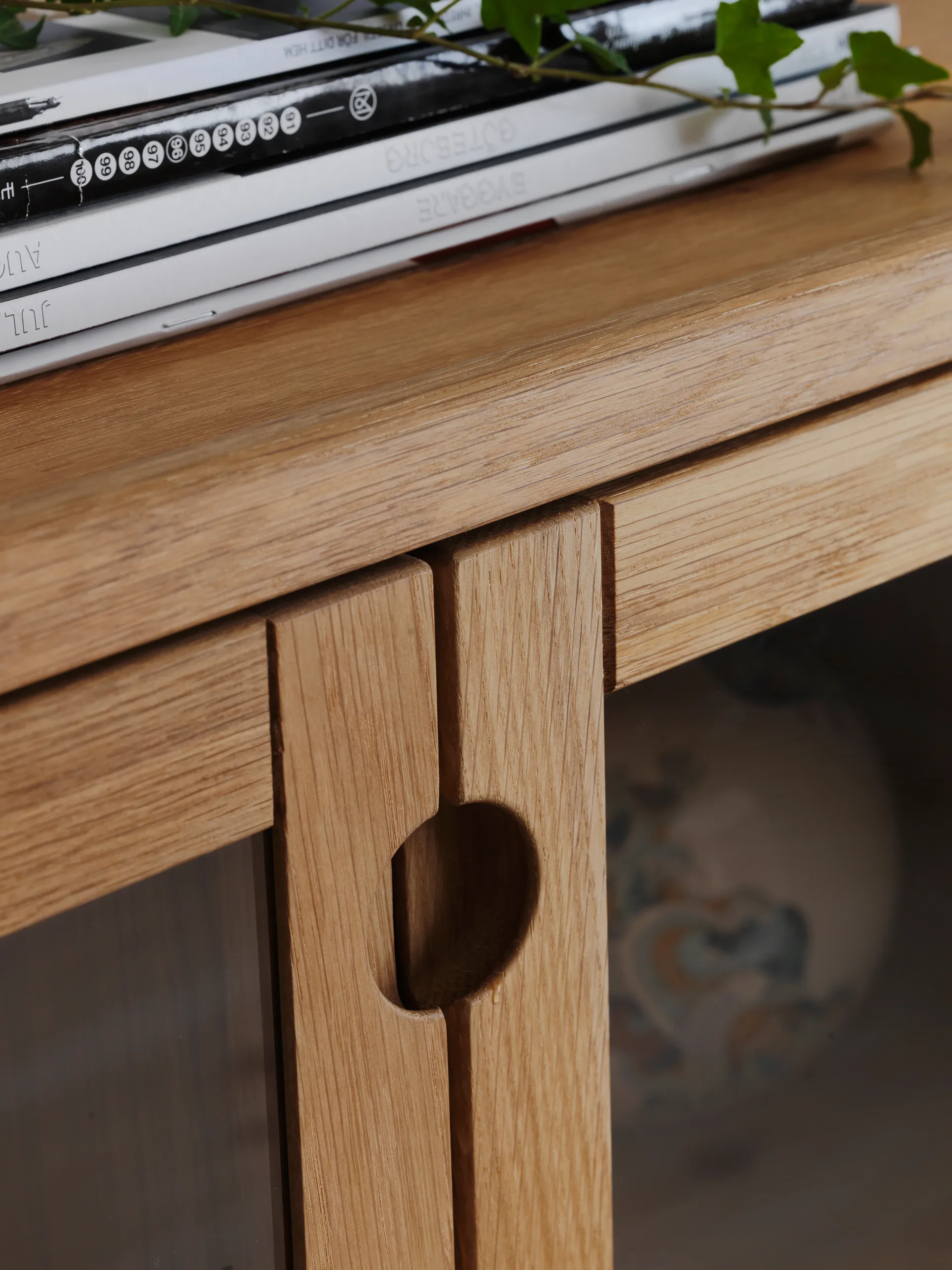 Vetrinetta Prio, Rovere oliato naturale con illuminazione Stolab