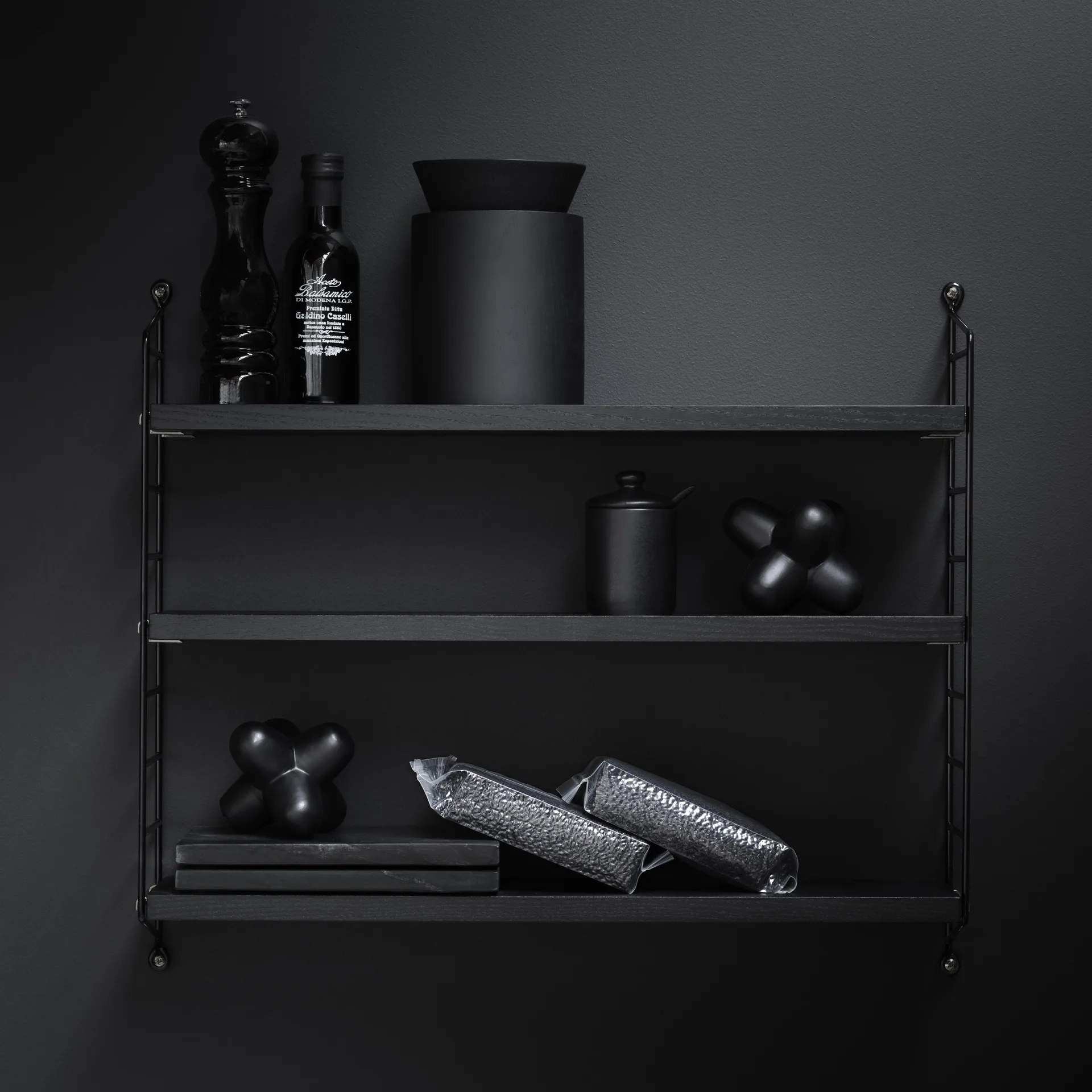 Scaffale String Pocket faggio mordente nero, frassino mordente nero String