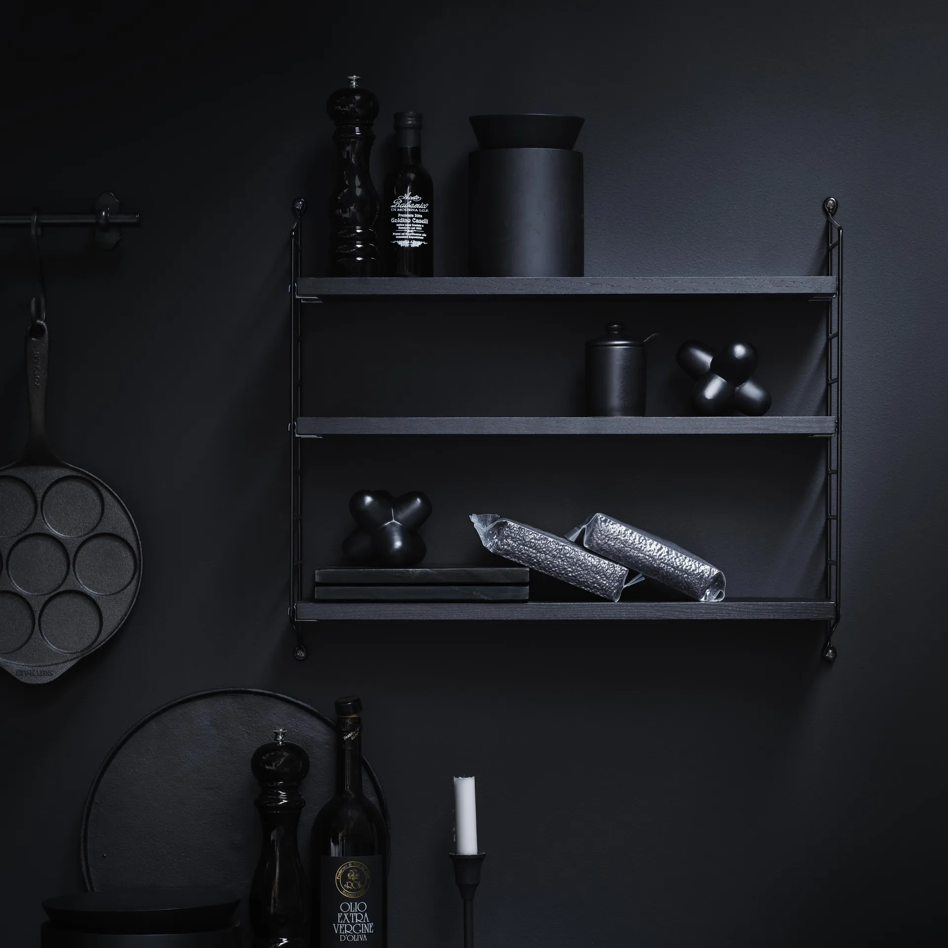 Scaffale String Pocket faggio mordente nero, frassino mordente nero String