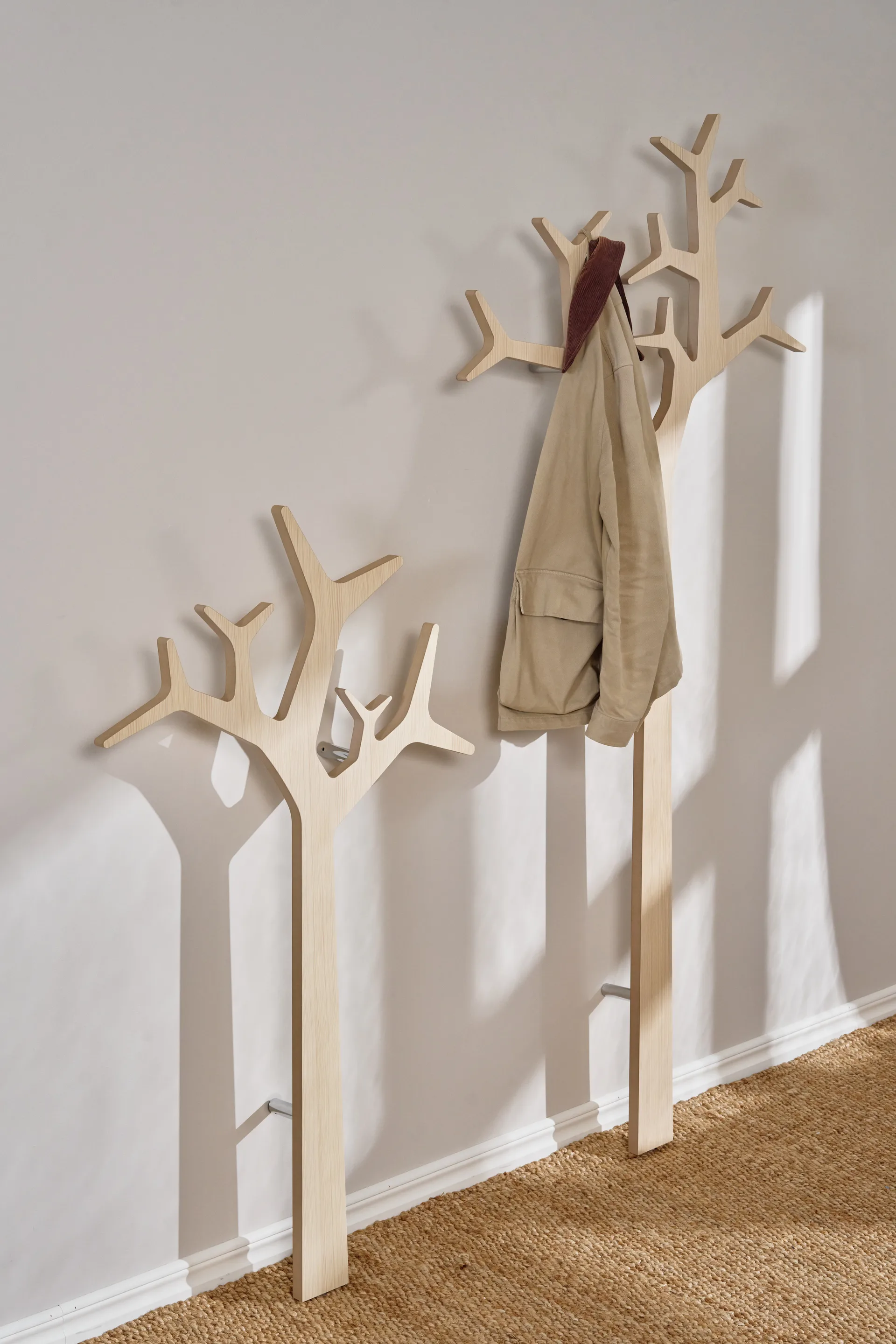 Appendiabiti da parete Tree wall Special Edition 194 cm, Pino pigmentato bianco Swedese