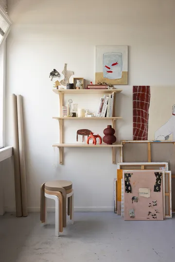 Levi mensola - Frassino bianco-ottone, 2 ripiani, 90 cm - Swedese