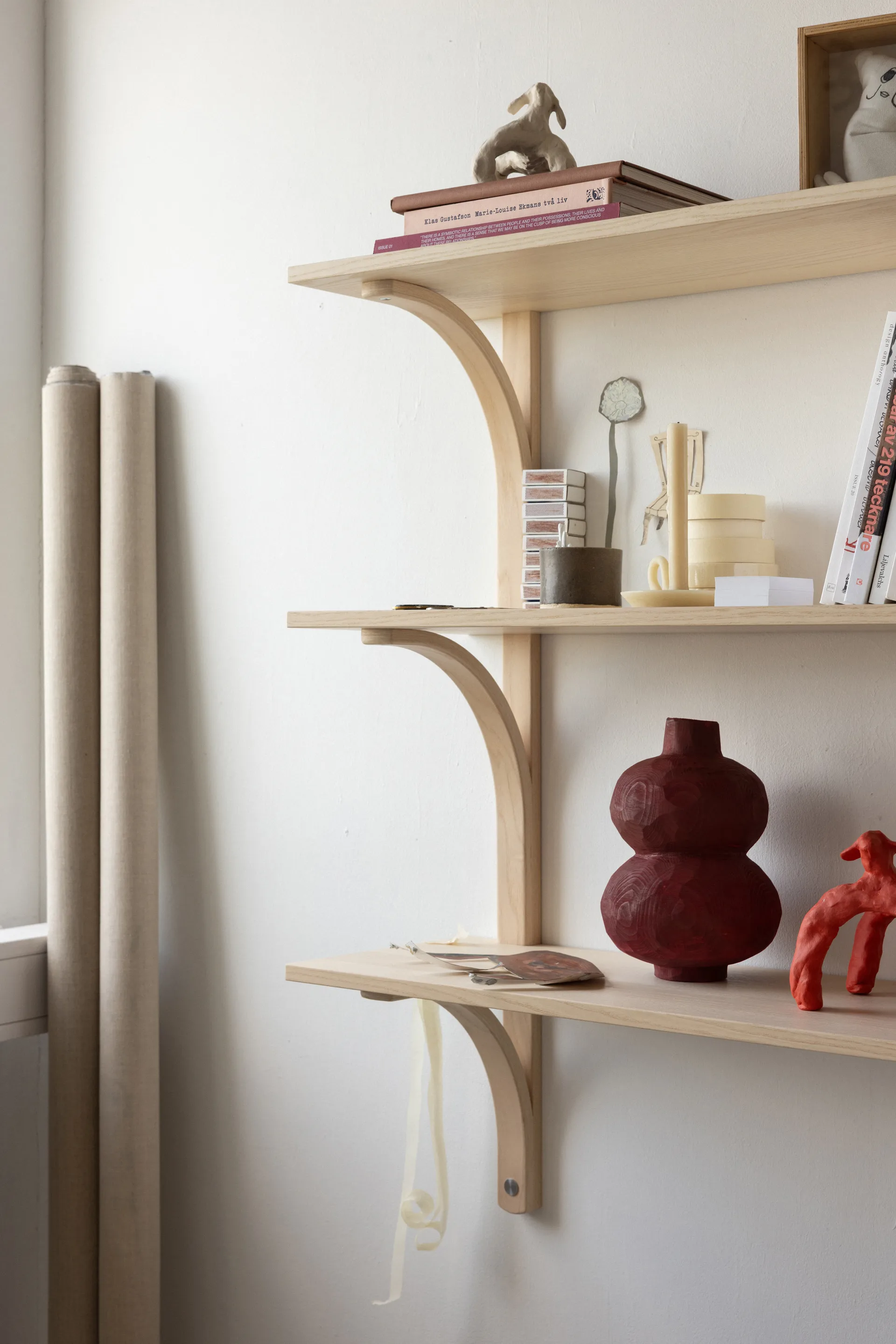 Levi mensola, Rovere laccato-acciaio inossidabile, 2 ripiani, 90 cm Swedese