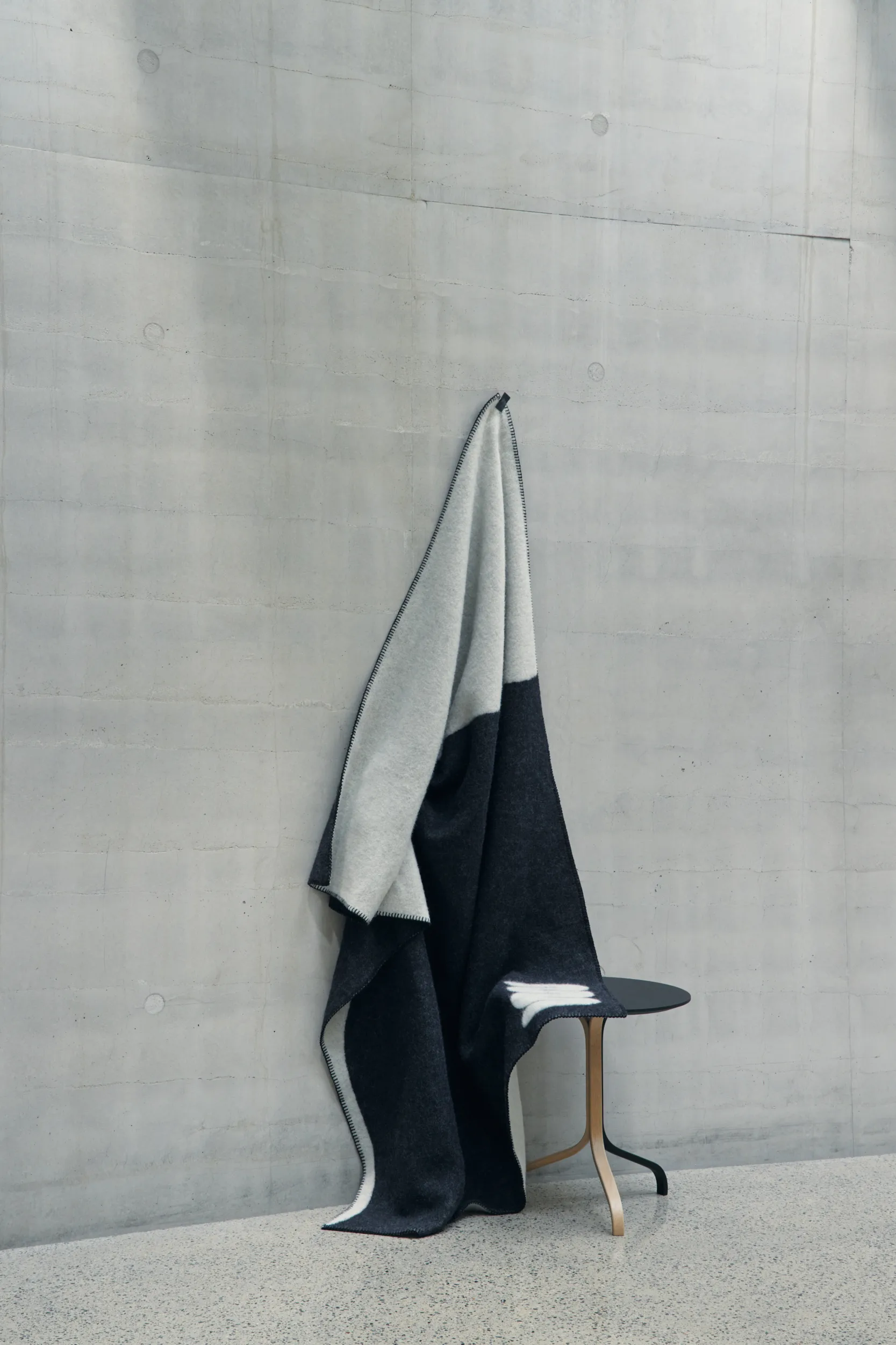 Plaid Duality 130x180 cm, Nero-grigio chiaro Swedese