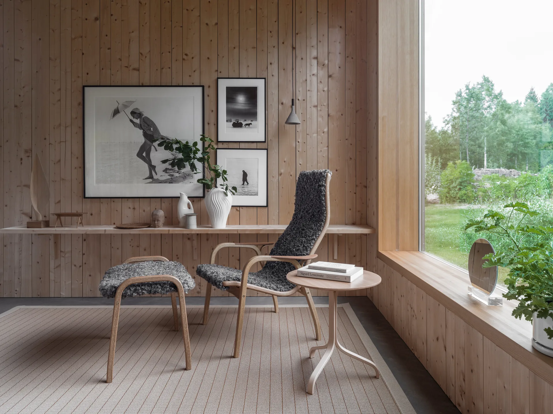 Poltrona e poggiapiedi Lamino in rovere oliato e pelle di pecora, Moonlight (beige) Swedese