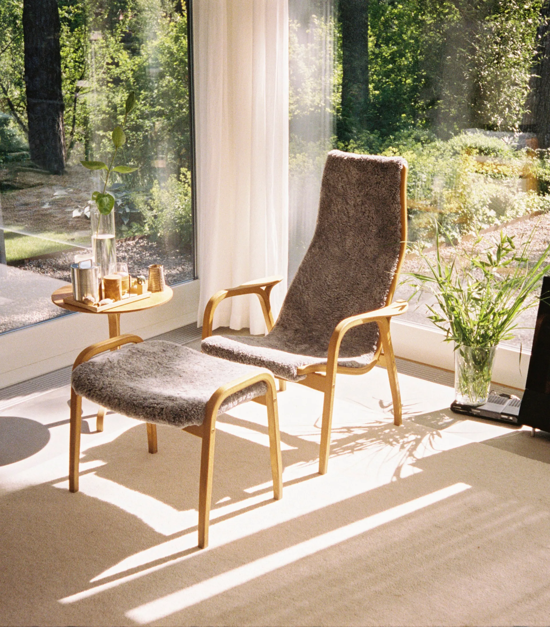 Poltrona e poggiapiedi Lamino in rovere oliato e pelle di pecora, Moonlight (beige) Swedese
