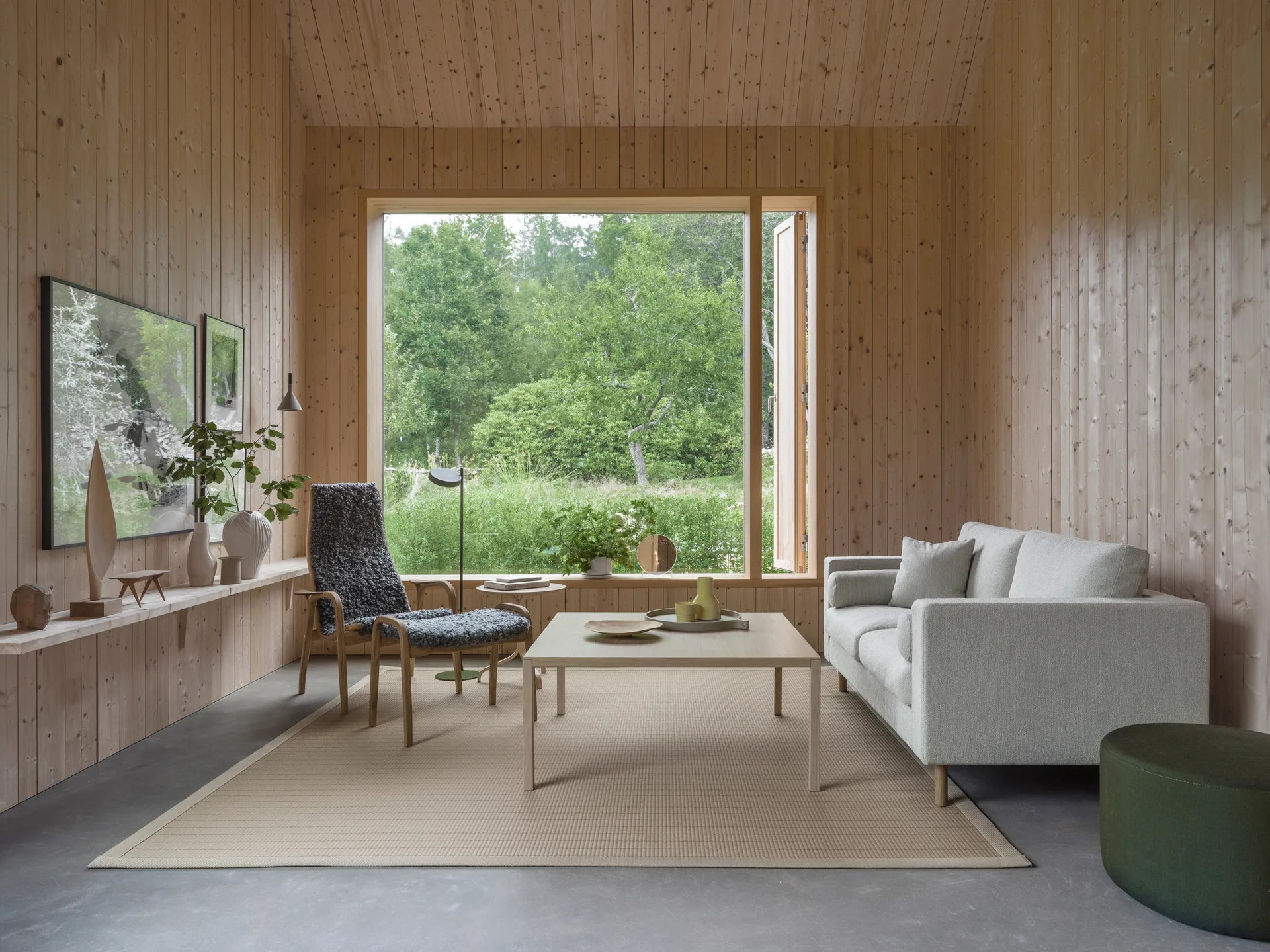 Poltrona e poggiapiedi Lamino in rovere oliato e pelle di pecora, Moonlight (beige) Swedese