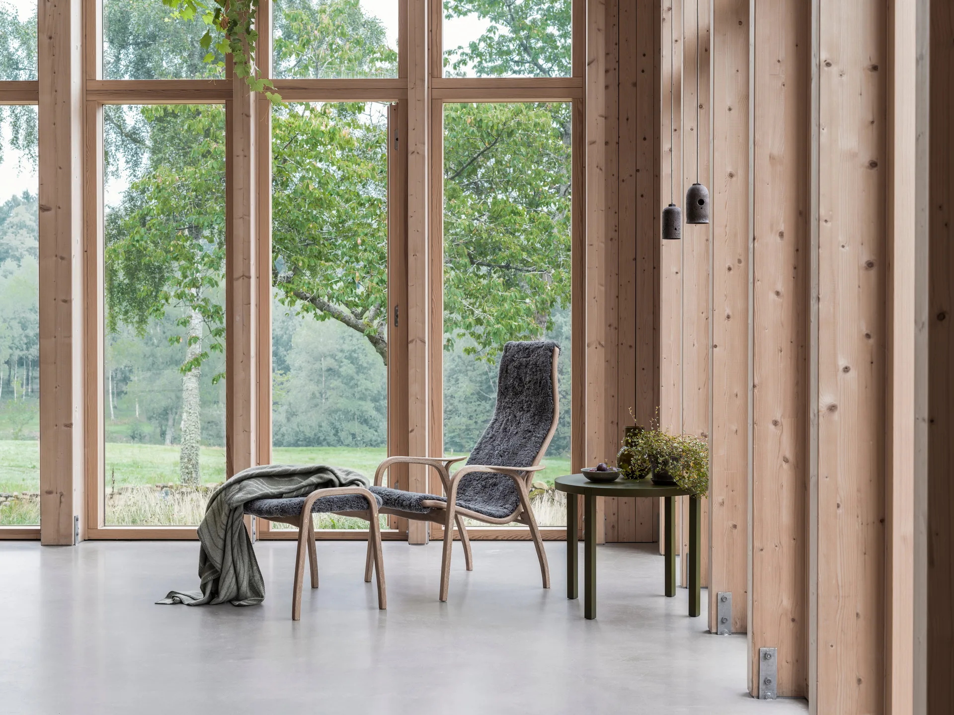 Poltrona e poggiapiedi Lamino in rovere oliato e pelle di pecora, Sahara (marrone nougat) Swedese