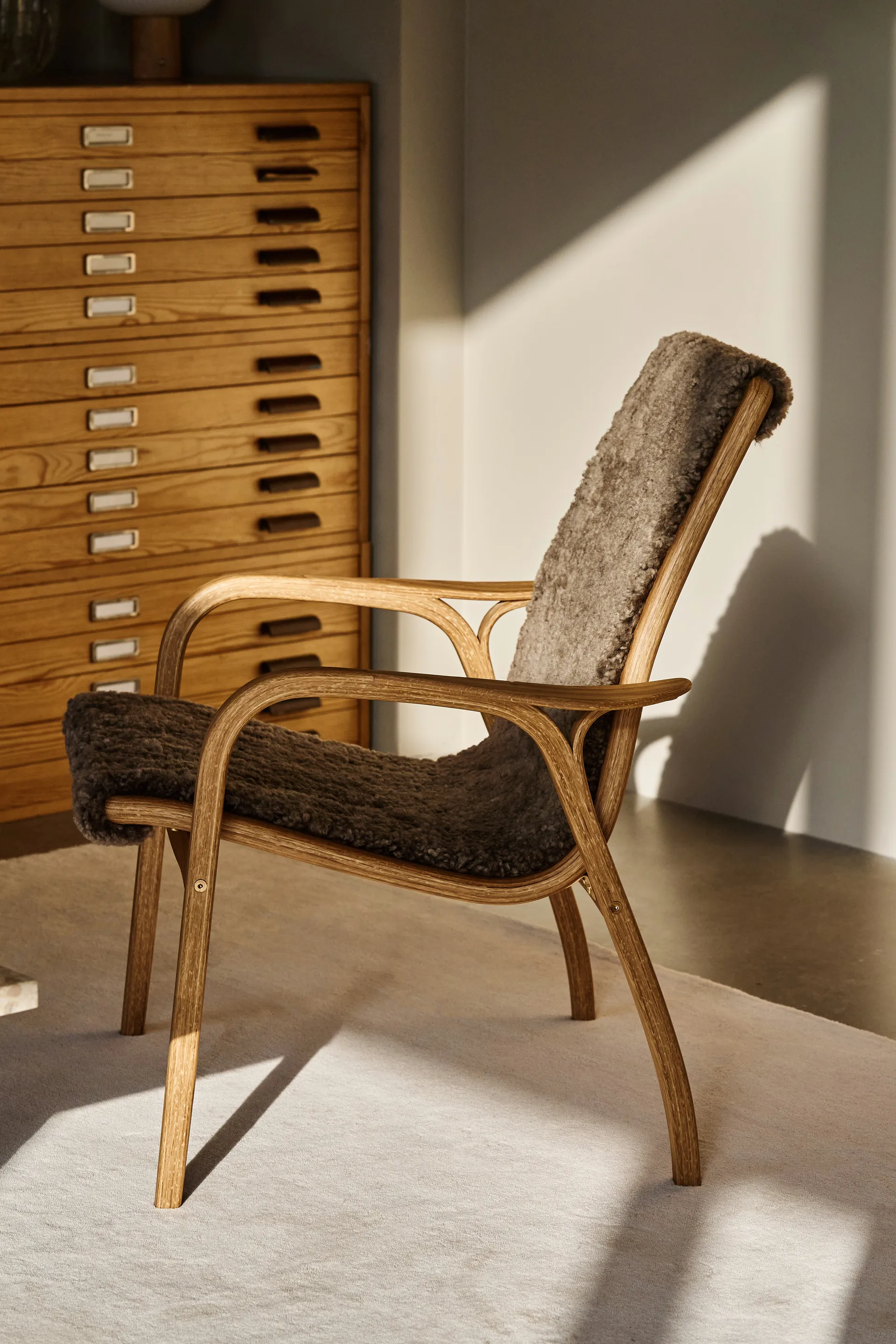 Poltrona Laminett rovere oliato/pelle di pecora, Sahara (marrone nougat) Swedese