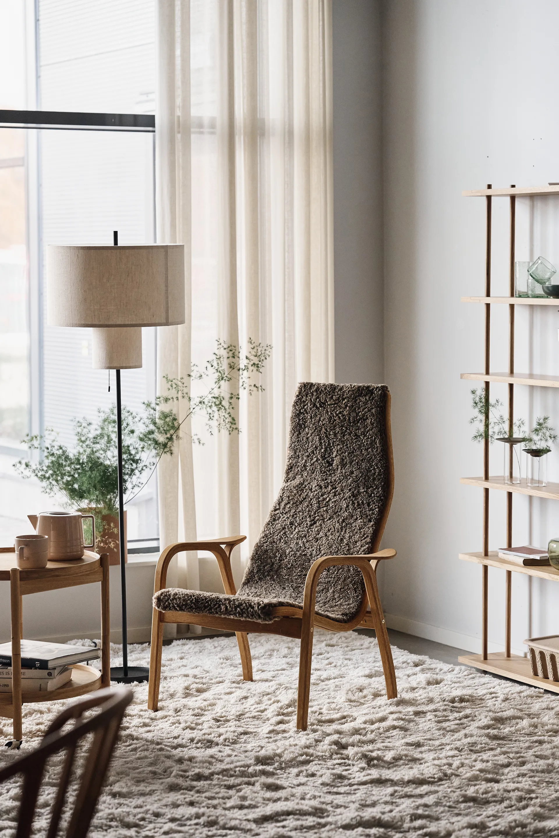 Poltrona Lamino rovere oliato/pelle di pecora, Sahara (marrone nougat) Swedese