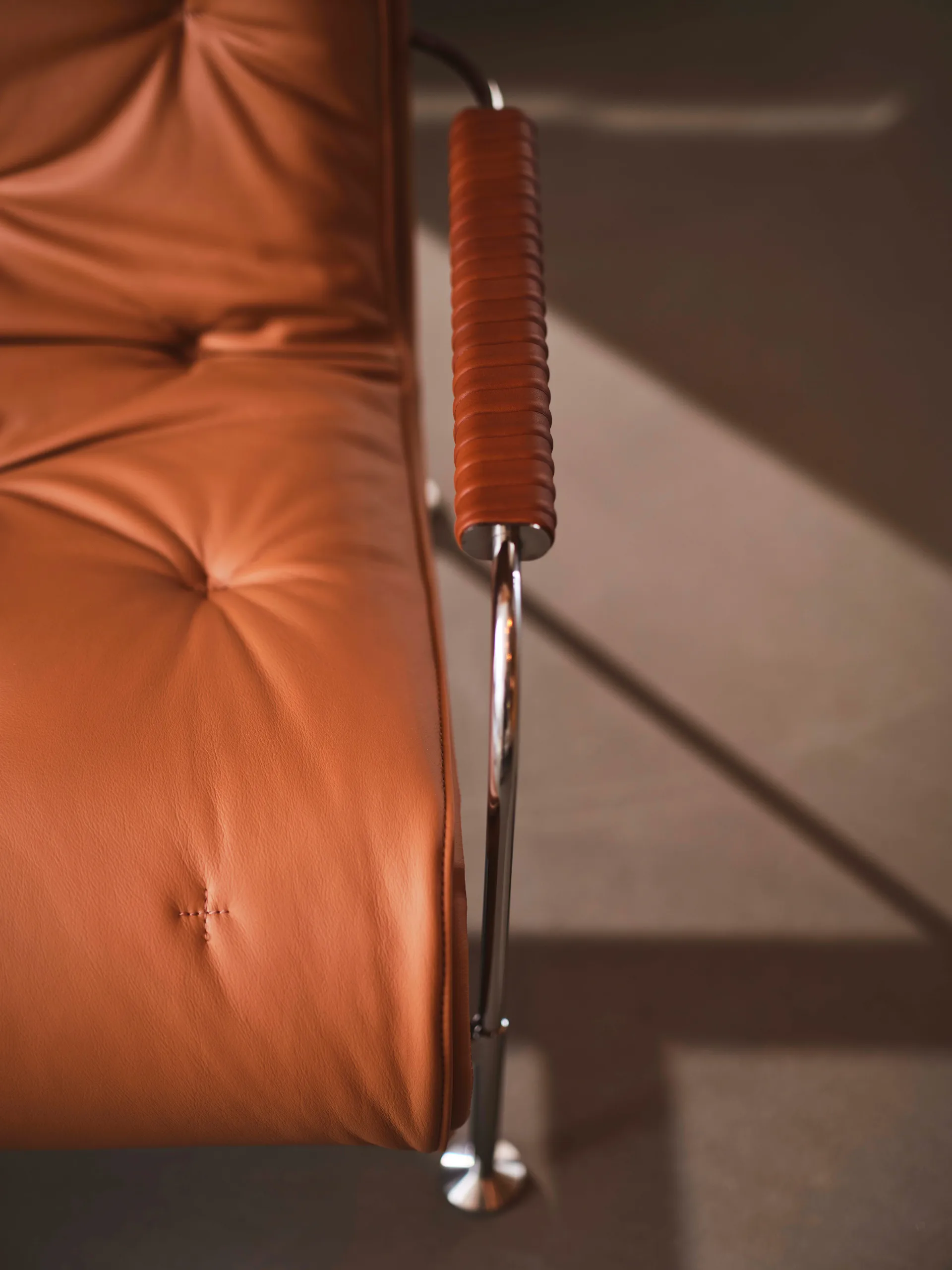 Poltrona Serpentine, Pelle Elmo Soft Marrone chiaro-cromo-Tärnsjö Cognac Swedese