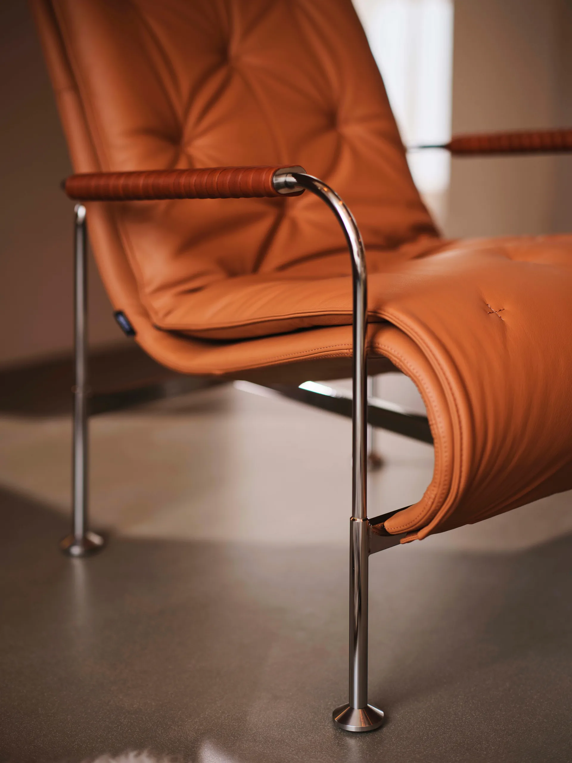 Poltrona Serpentine, Pelle Elmo Soft Marrone chiaro-cromo-Tärnsjö Cognac Swedese