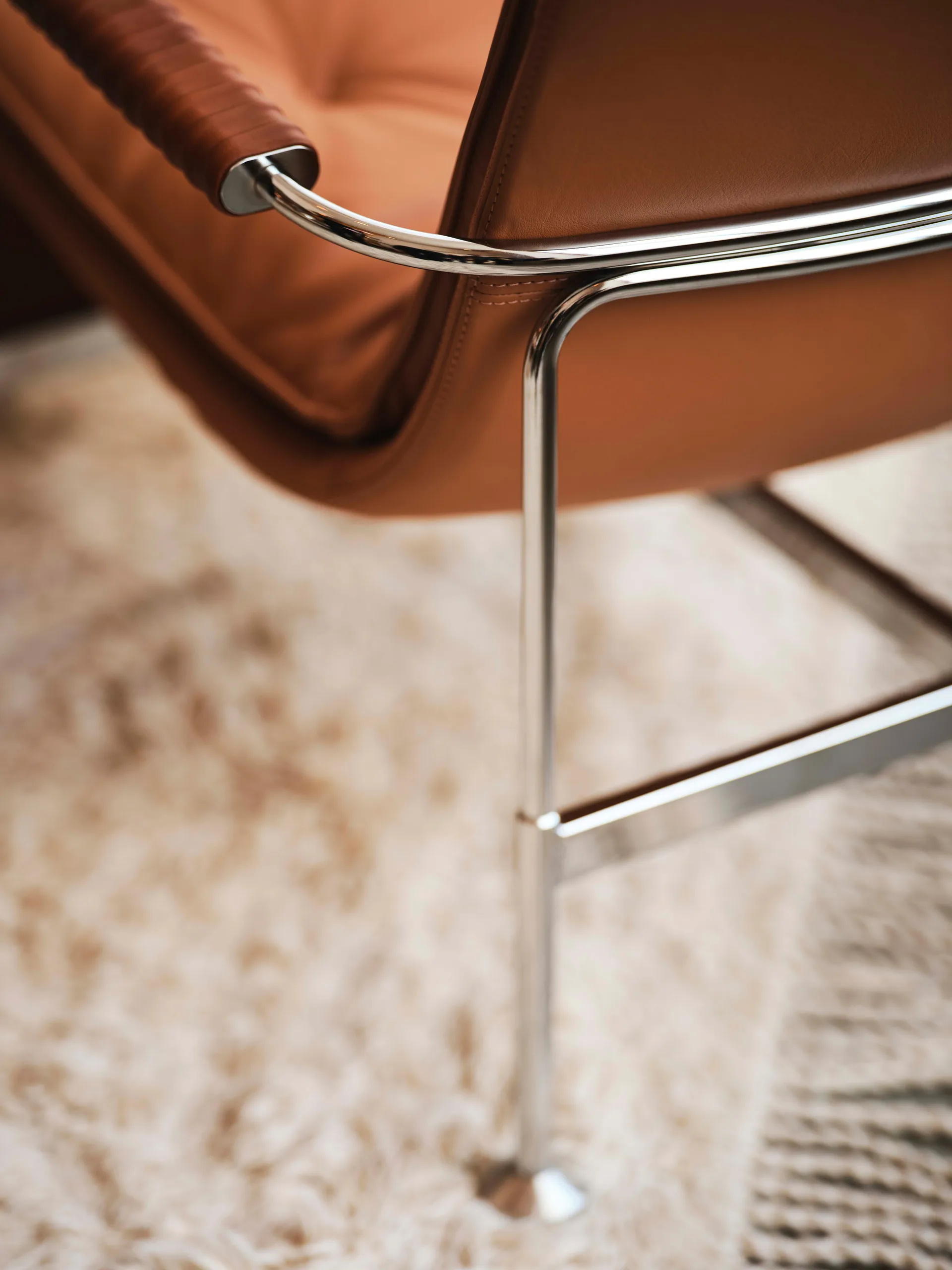 Poltrona Serpentine, Pelle Elmo Soft Marrone scuro–Tärnsjö Tobacco Swedese