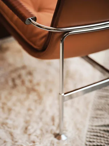 Poltrona Serpentine - Pelle Elmo Soft Marrone scuro–Tärnsjö Tobacco - Swedese