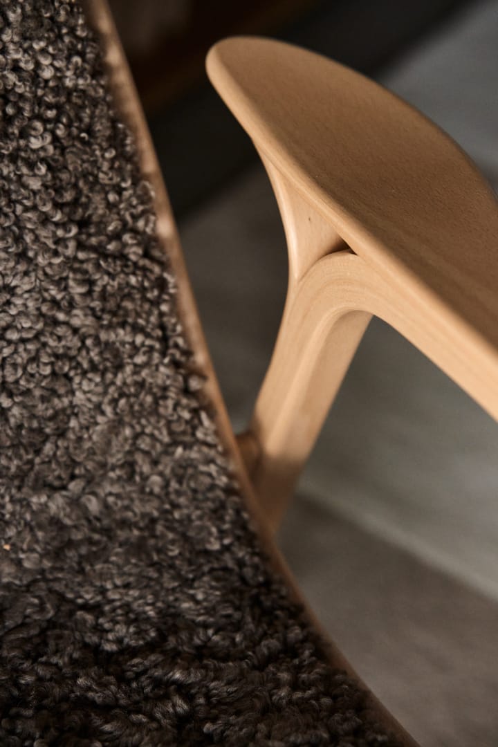 Poltroncina Lamino laccata faggio/pelle di pecora, Sahara (marrone nougat) Swedese