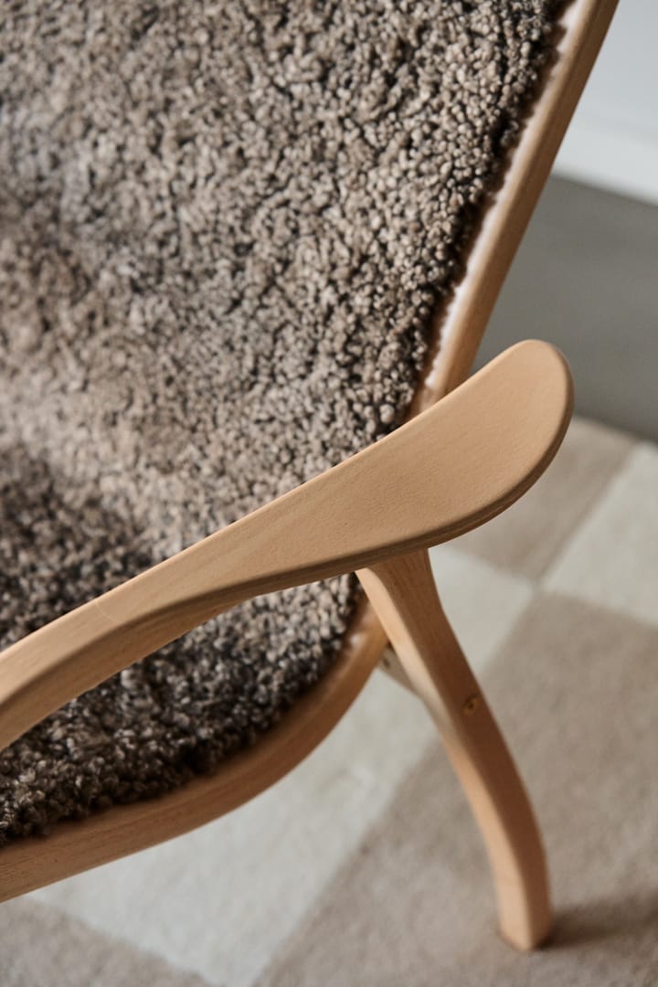 Poltroncina Lamino laccata faggio/pelle di pecora, Sahara (marrone nougat) Swedese
