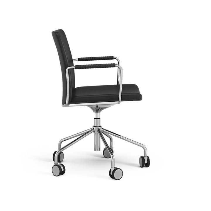 Sedia da ufficio Stella regolabile con schienale flessibile, pelle elmosoft 99999 nera, struttura cromata, braccioli rivestiti in pelle Swedese
