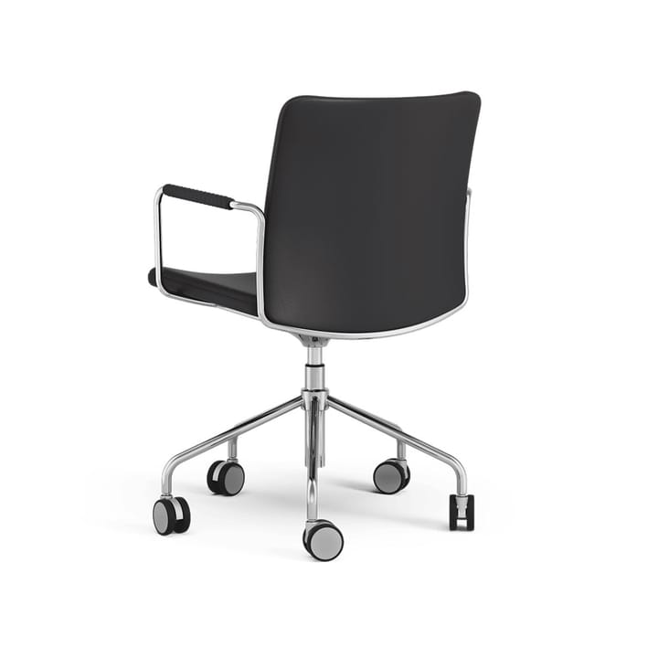 Sedia da ufficio Stella regolabile con schienale flessibile, pelle elmosoft 99999 nera, struttura cromata, braccioli rivestiti in pelle Swedese