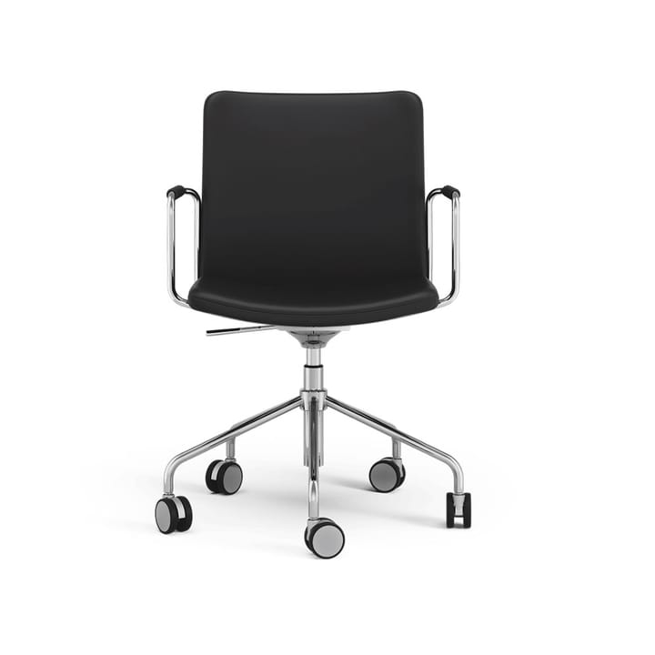 Sedia da ufficio Stella regolabile con schienale flessibile, pelle elmosoft 99999 nera, struttura cromata, braccioli rivestiti in pelle Swedese