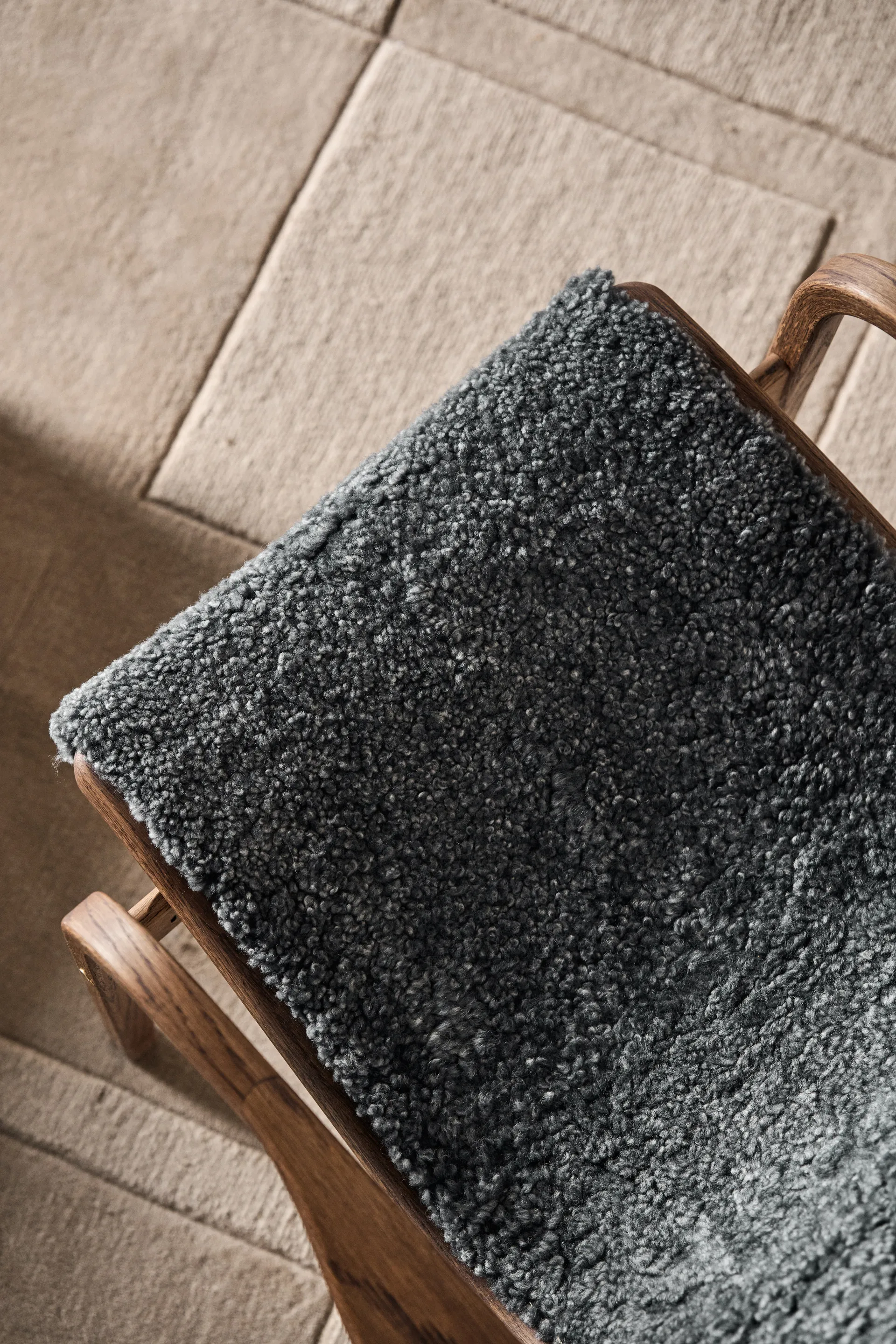 Sedia e poggiapiedi Lamino in rovere/ pelle di pecora Edizione Speciale, Rubio Monocoat Chocolate-Charcoal Swedese