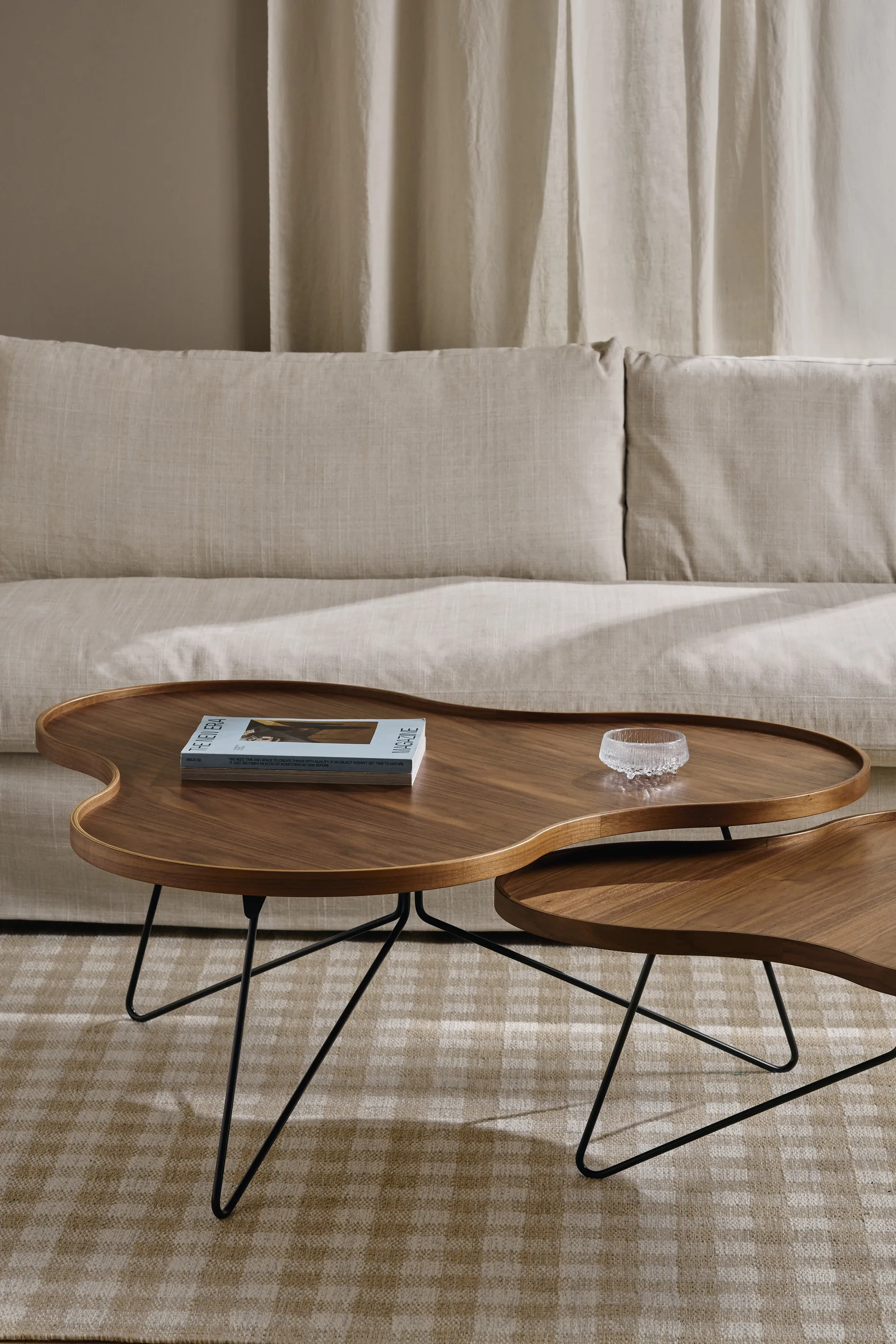 Tavolo Flower mono Edizione Speciale 84x90 cm, H45 cm-noce laccato-acciaio verniciato nero Swedese