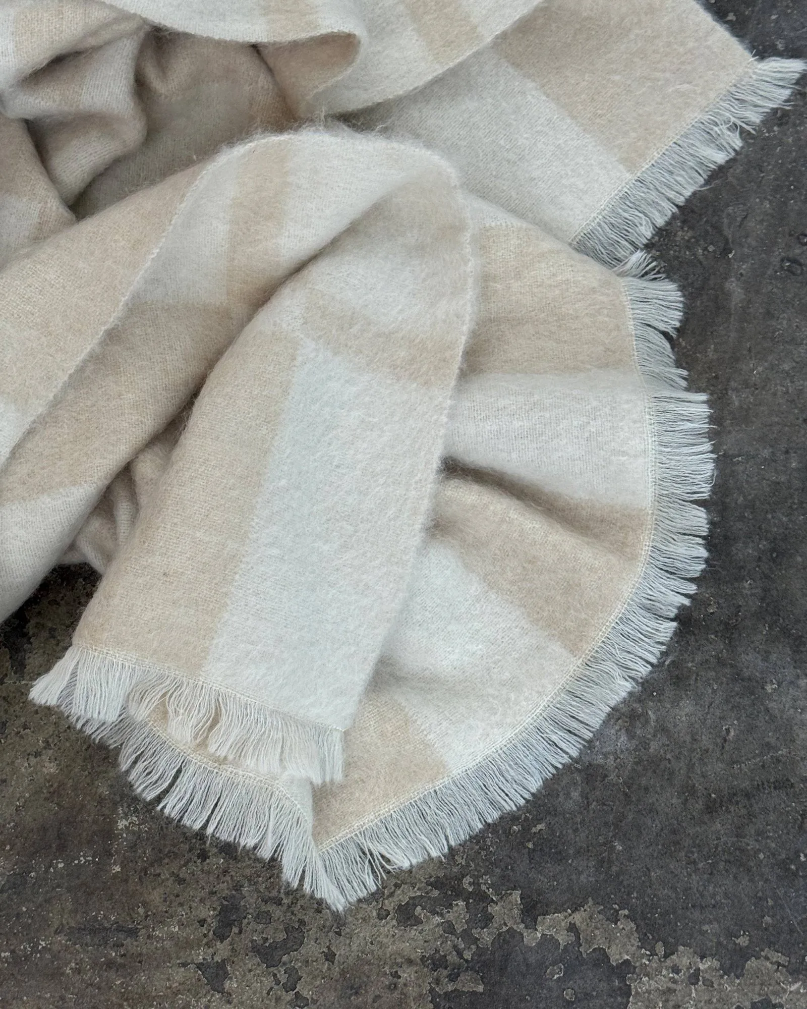 Hallin plaid in mohair, Beige-off white, 130x170 cm Tinted